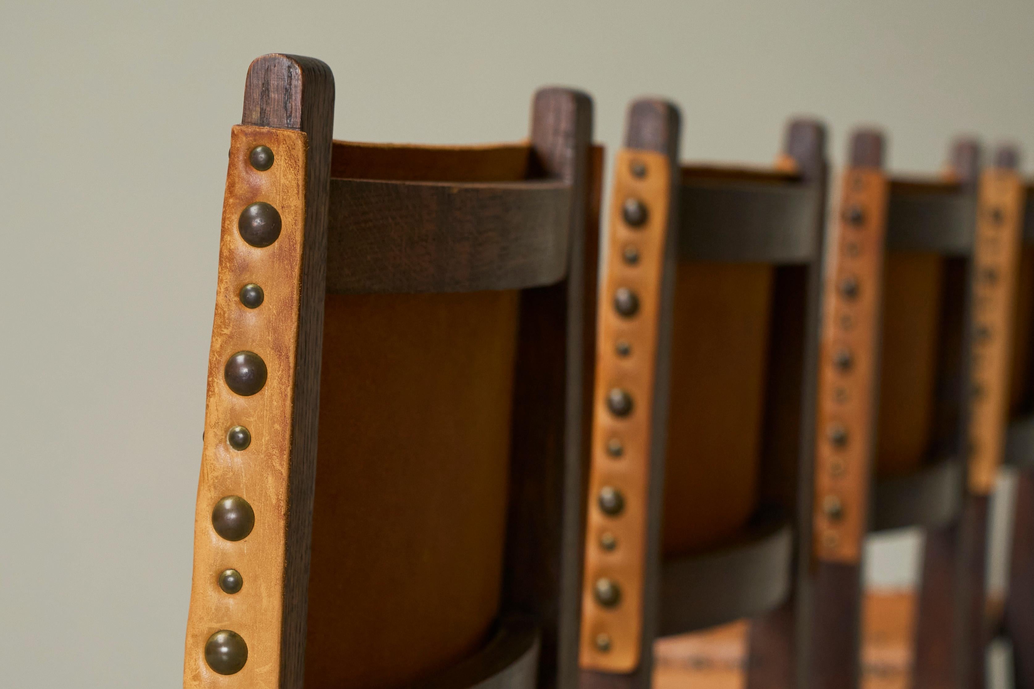 6 Stühle im spanischen Mid-Century-Stil aus patiniertem cognacfarbenem Leder und Nieten im Angebot 1