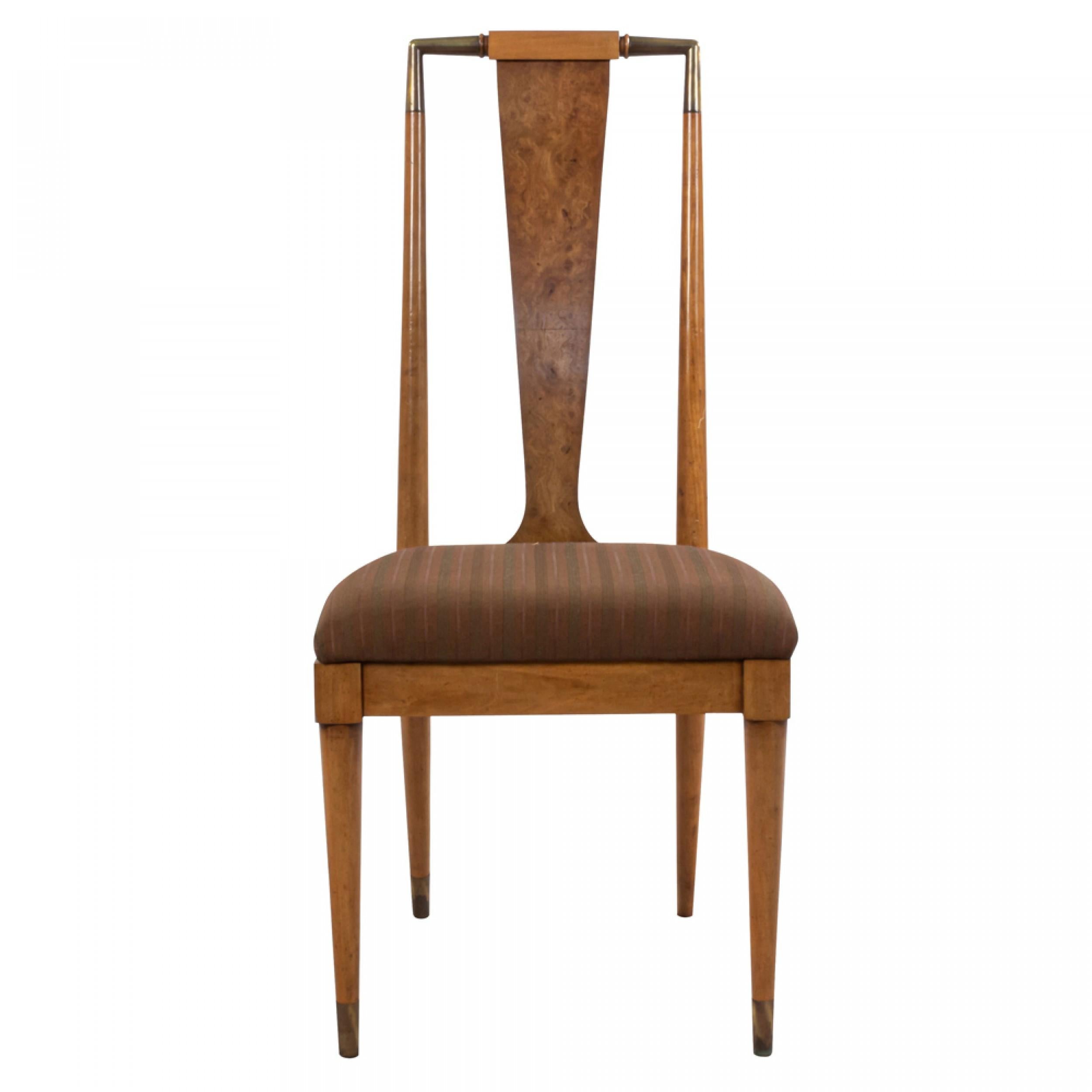 Ensemble de 6 fauteuils et chaises d'appoint en érable du milieu du siècle, avec des accents en laiton le long de la barre du dossier et des accoudoirs, avec une latte centrale du dossier en relief et une tapisserie rayée brune, soutenus par des