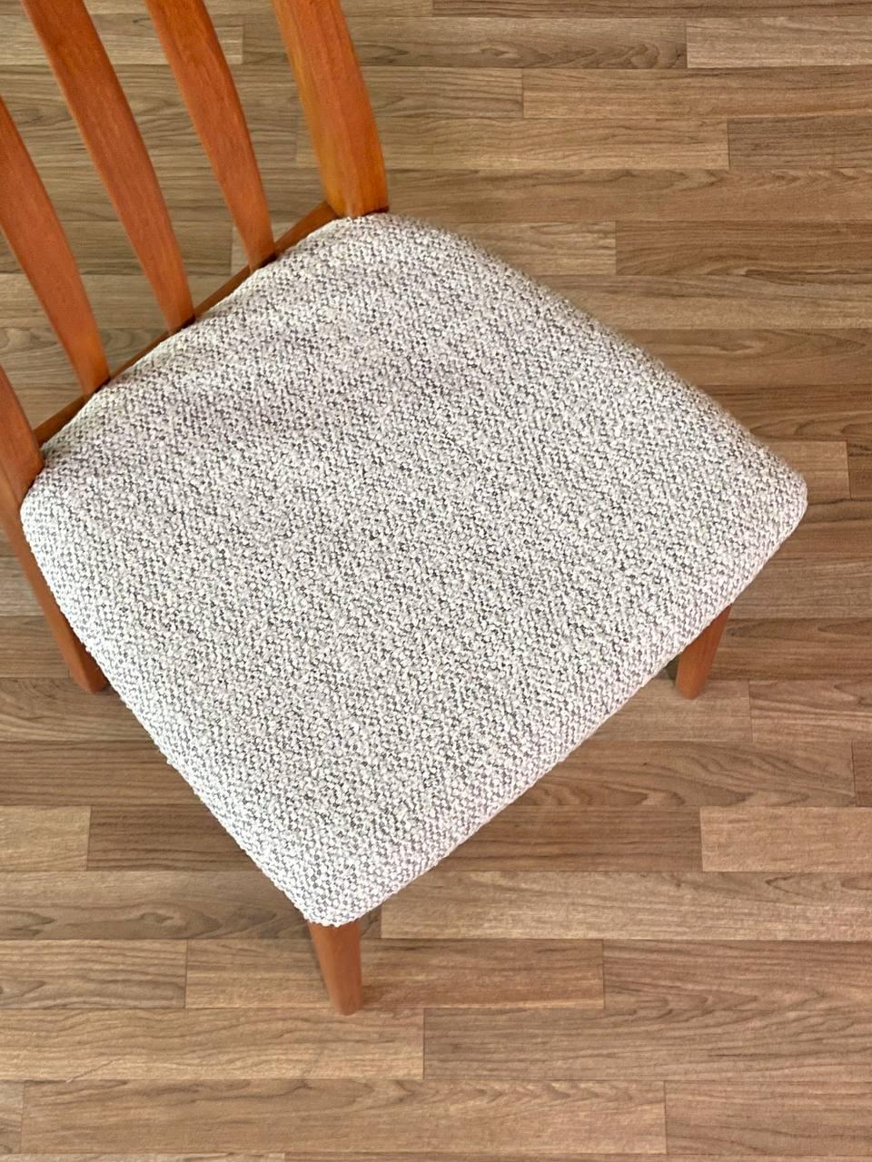 Appena rifinito - Set di 6 sedie da pranzo in teak moderne svedesi del metà secolo in vendita 2