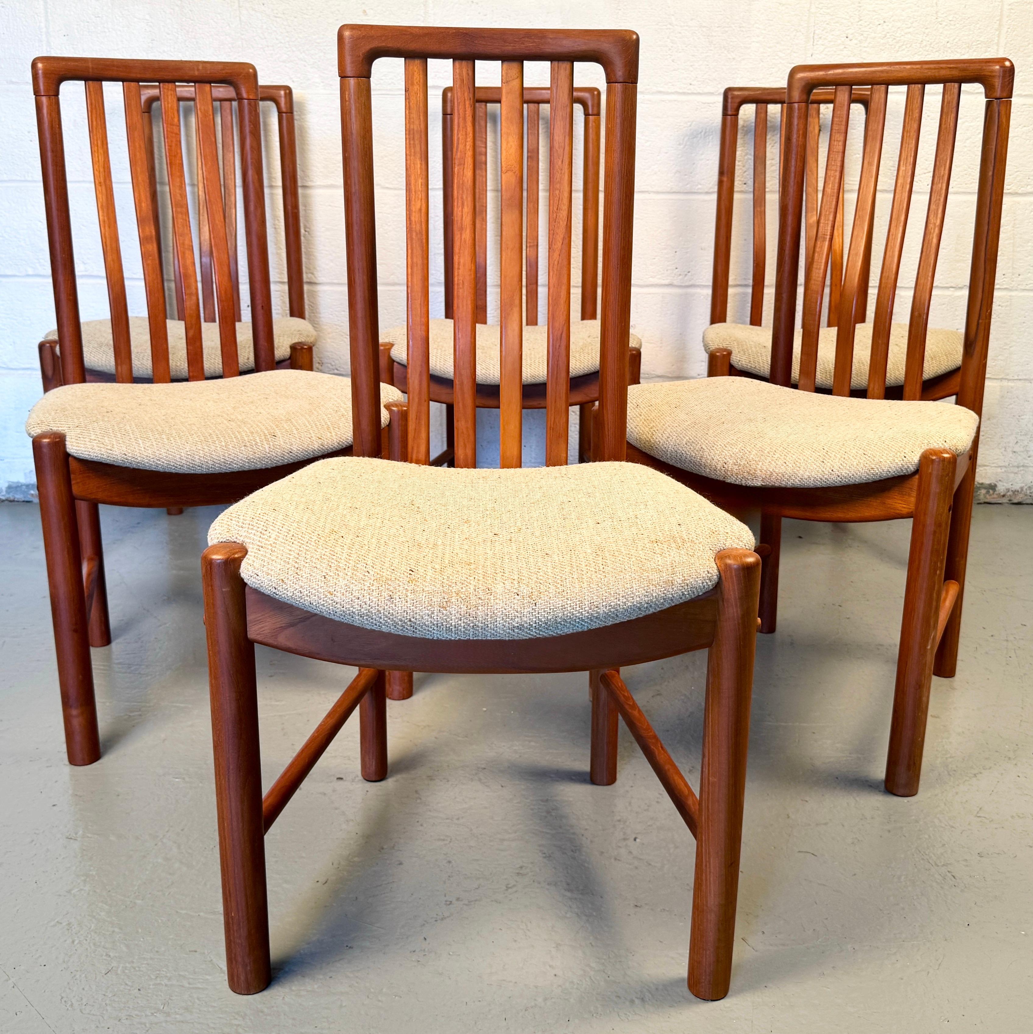 Découvrez l'élégance intemporelle avec cet ensemble de six chaises de salle à manger danoises en teck modernes du milieu du siècle par Benny Linden, une représentation étonnante du design scandinave raffiné des années 1960-70.

Veuillez confirmer la