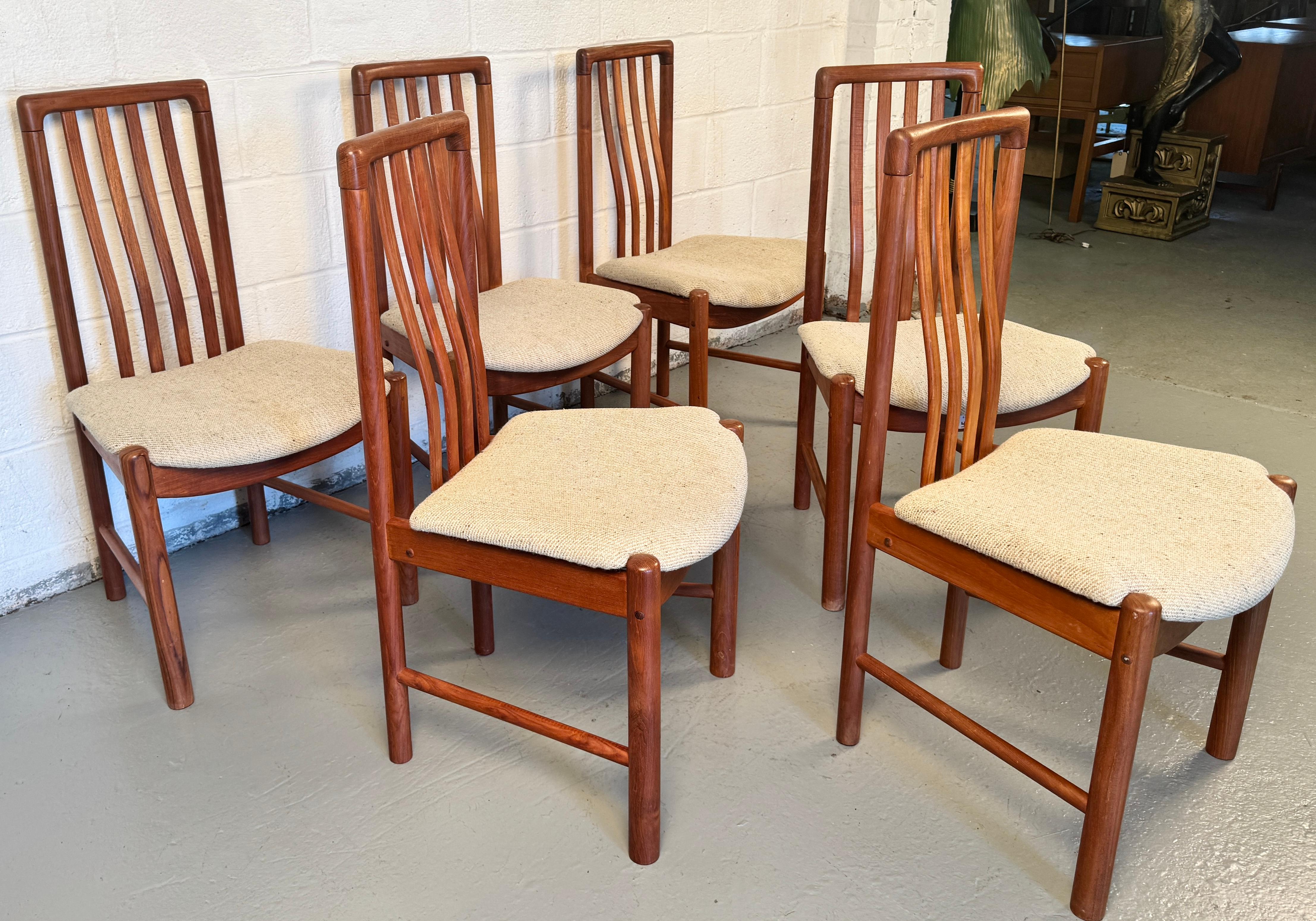 Inconnu Ensemble de 6 chaises de salle à manger en teck du milieu du siècle par Benny A Linden en vente