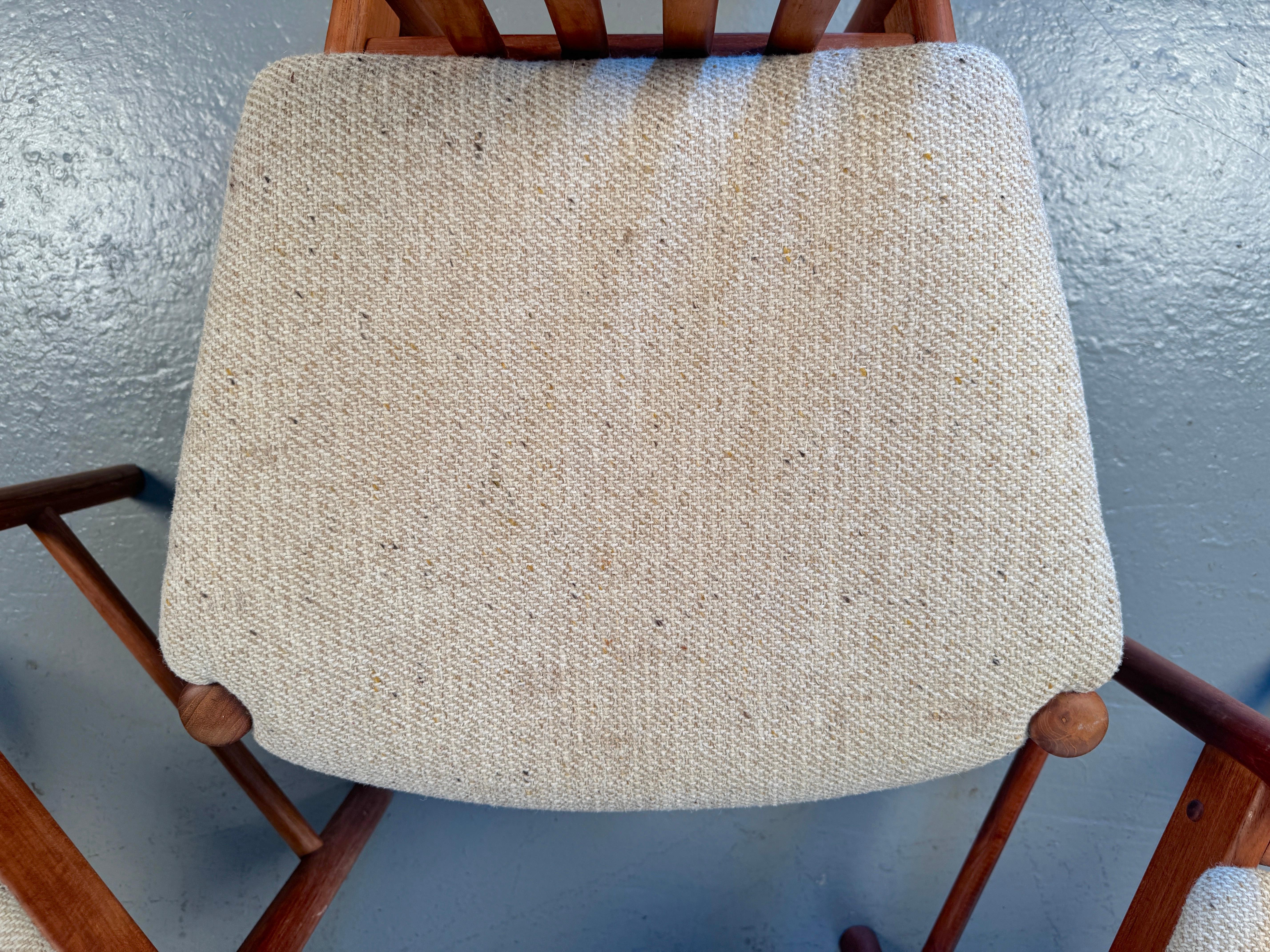 20ième siècle Ensemble de 6 chaises de salle à manger en teck du milieu du siècle par Benny A Linden en vente