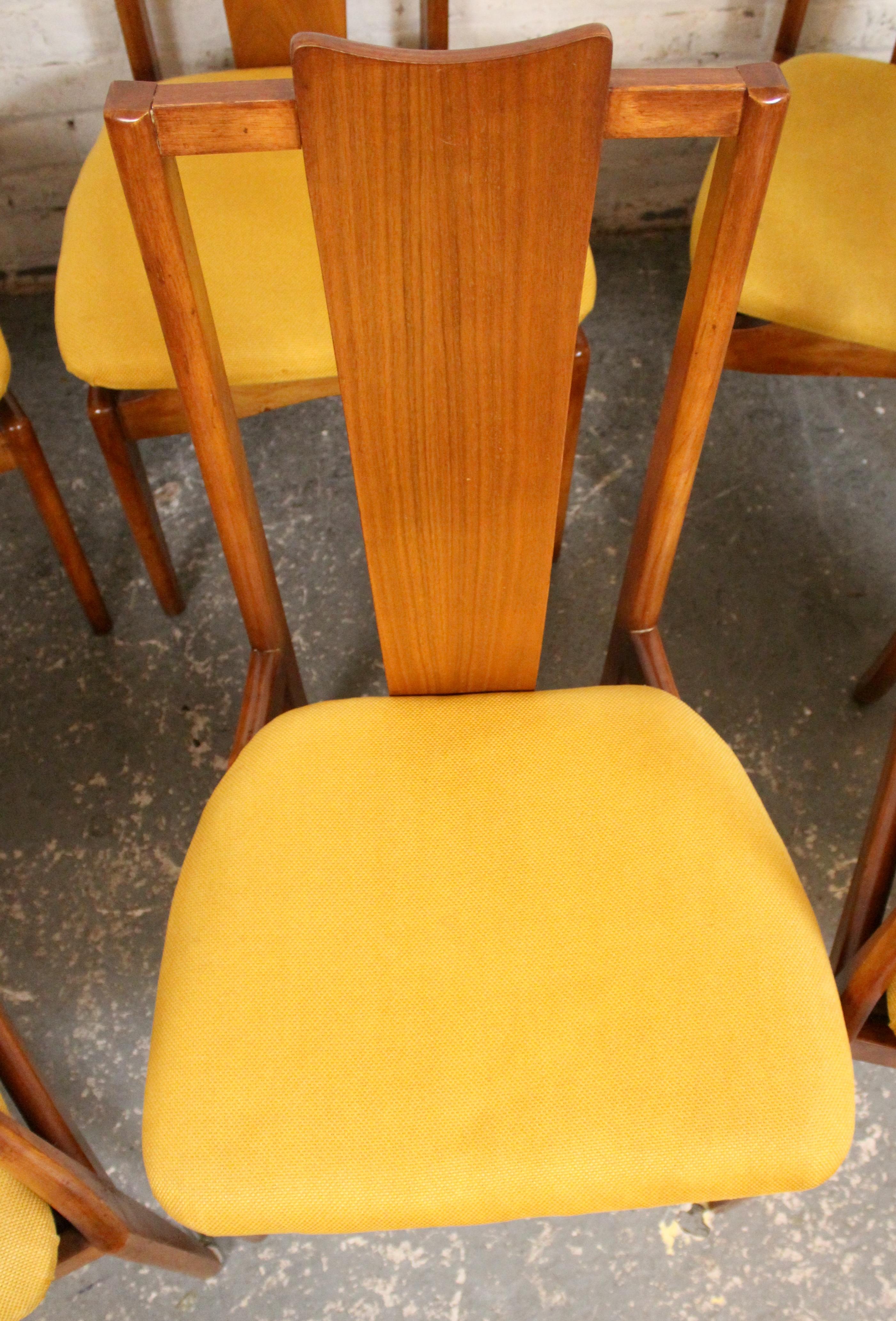 Mid-Century Modern Set of 6 Mid-Century Walnut Dining Chairs by Young Manufacturing Co. For Sale