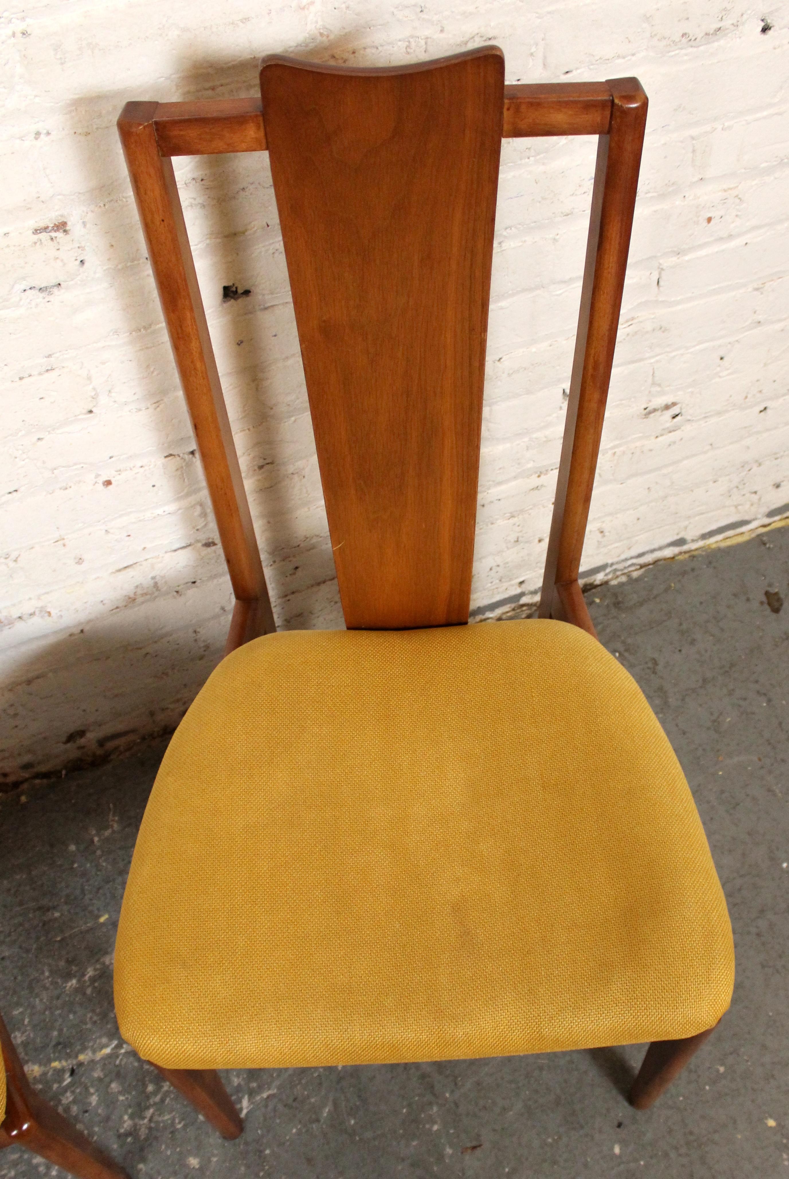 Set of 6 Mid-Century Walnut Dining Chairs by Young Manufacturing Co. In Good Condition For Sale In Brooklyn, NY