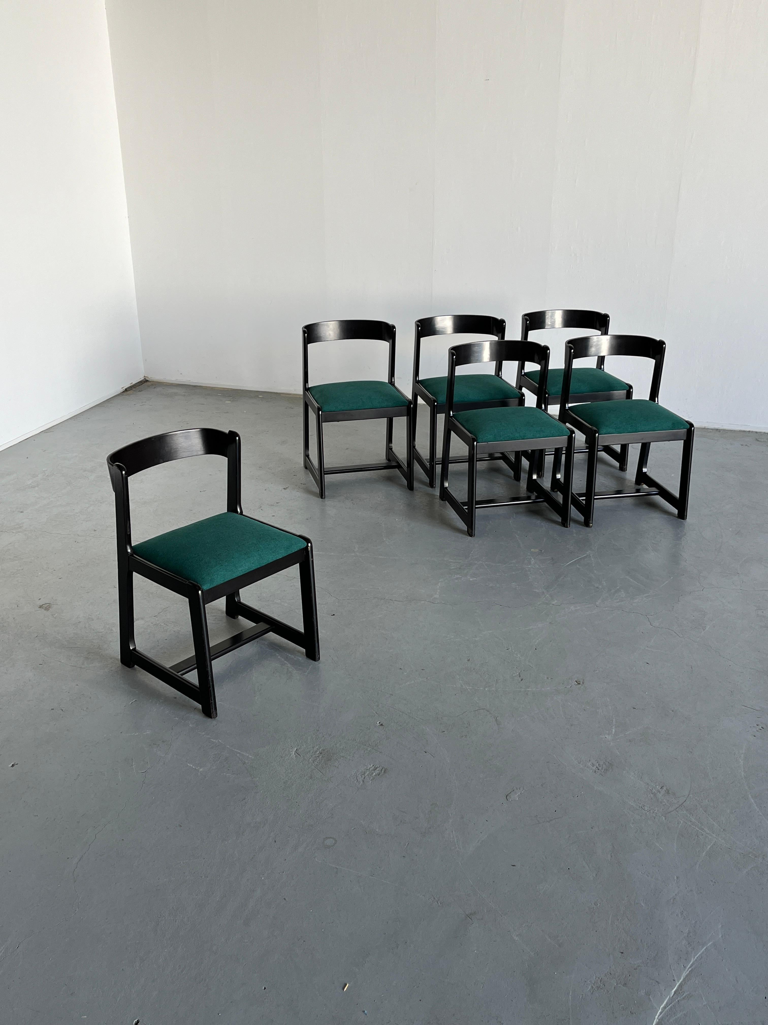 Ensemble de six chaises de salle à manger classiques de style moderne du milieu du siècle en bois massif, dans le style des chaises de salle à manger de Willy Rizzo pour Mario Sabot. Production de la fin des années 1970.

Dans l'ensemble en bon état