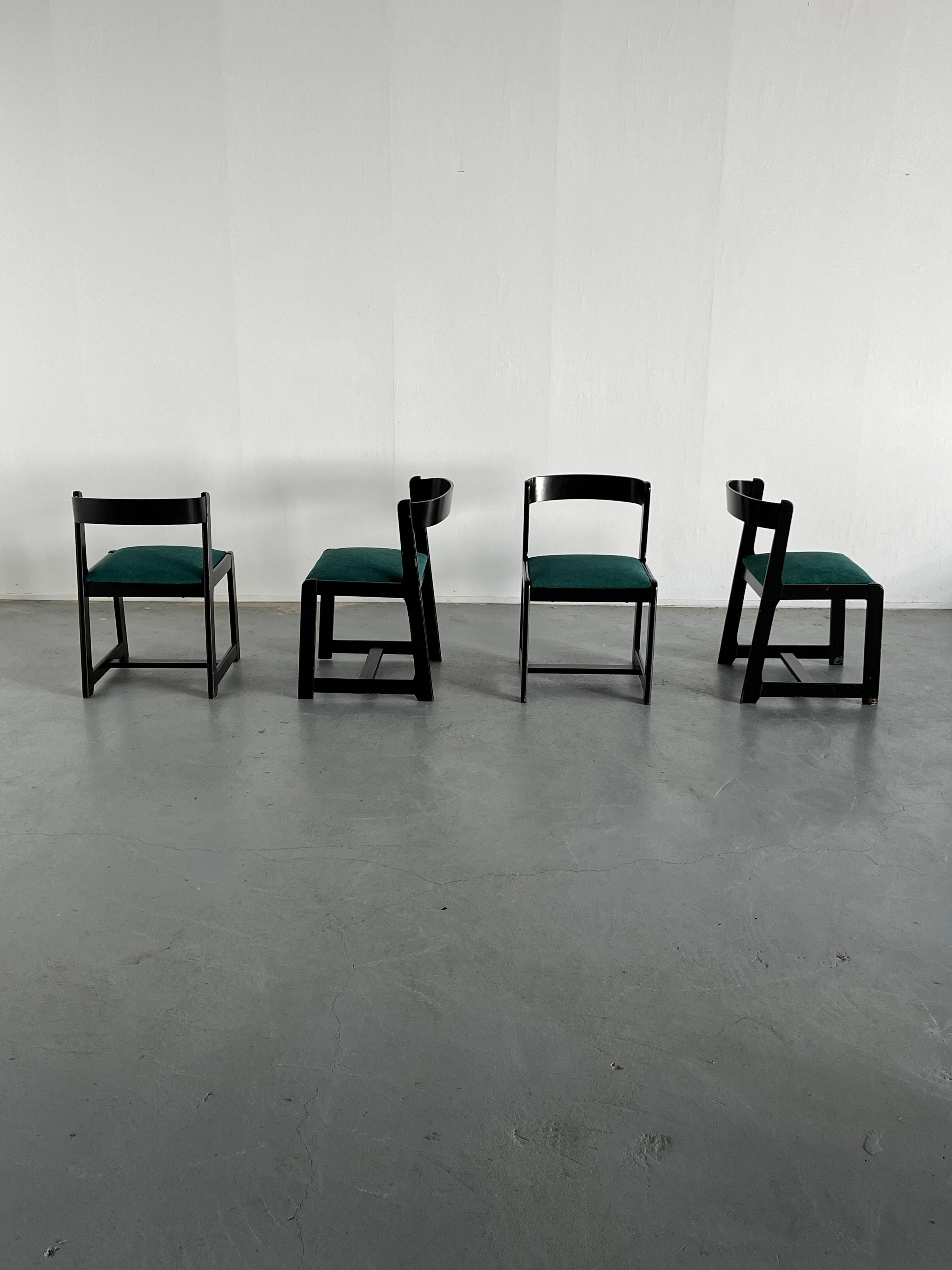 Tissu d'ameublement Ensemble de 6 chaises de salle à manger vintage en bois du milieu du siècle dans le style de Willy RIzzo, 1970 en vente