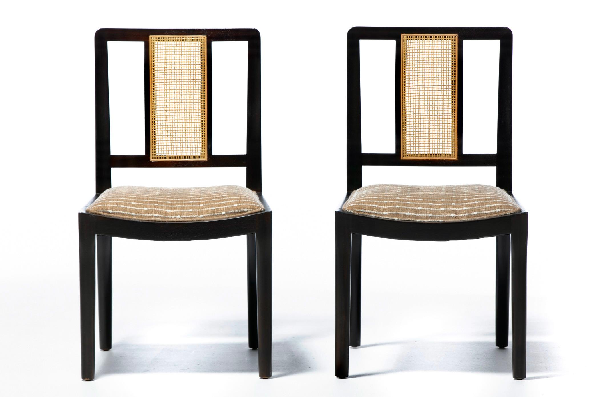 Cet ensemble de 6 chaises de salle à manger à dossier canné de style moderne du milieu du siècle est conçu pour durer toute une vie. Il est fabriqué en acajou et a été récemment restauré et teinté comme à l'origine, avec de nouveaux coussins