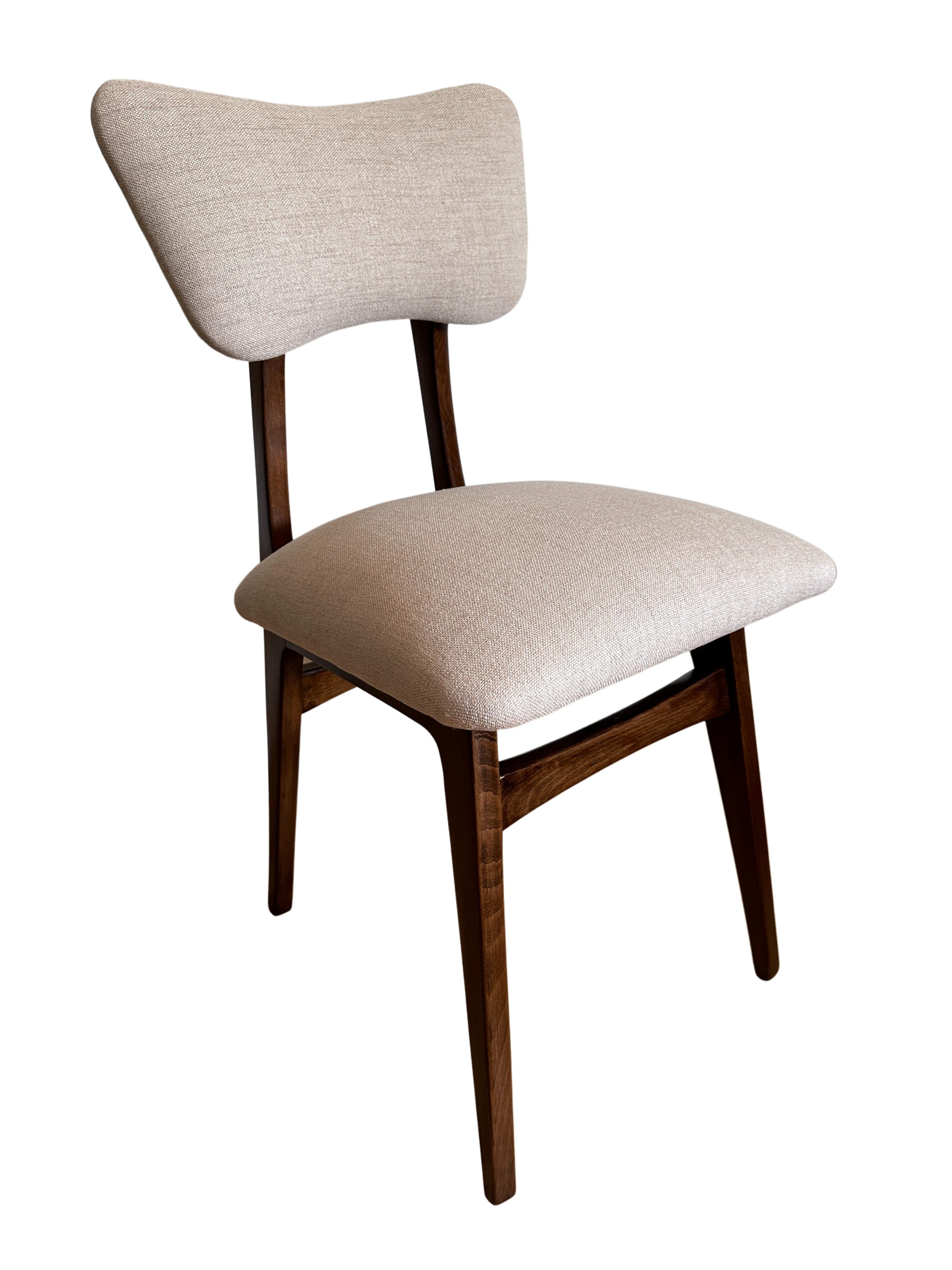 Ensemble unique de six chaises fabriquées en Pologne dans les années 1960, conçues par Rajmund Halas. 

Le revêtement est en tissu avec une structure intéressante de toile tissée épaisse, agréable et douce au toucher. Le tissu est recouvert d'une
