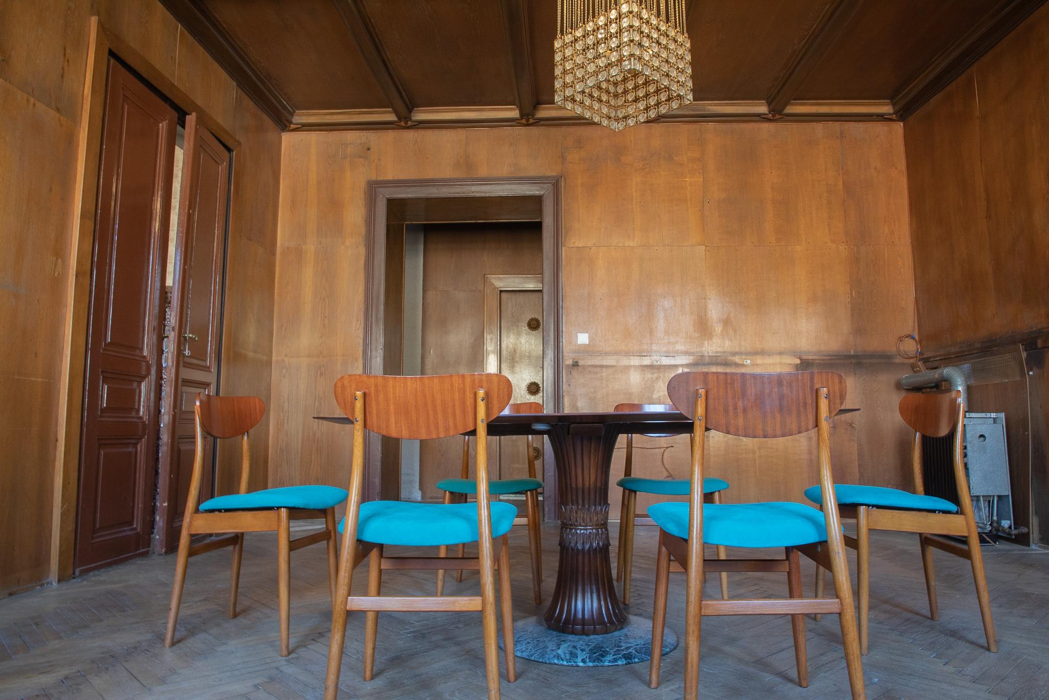 Chaises de salle à manger modernes du milieu du siècle avec tapisserie en velours bleu, ensemble de 6, années 1950 en vente 8