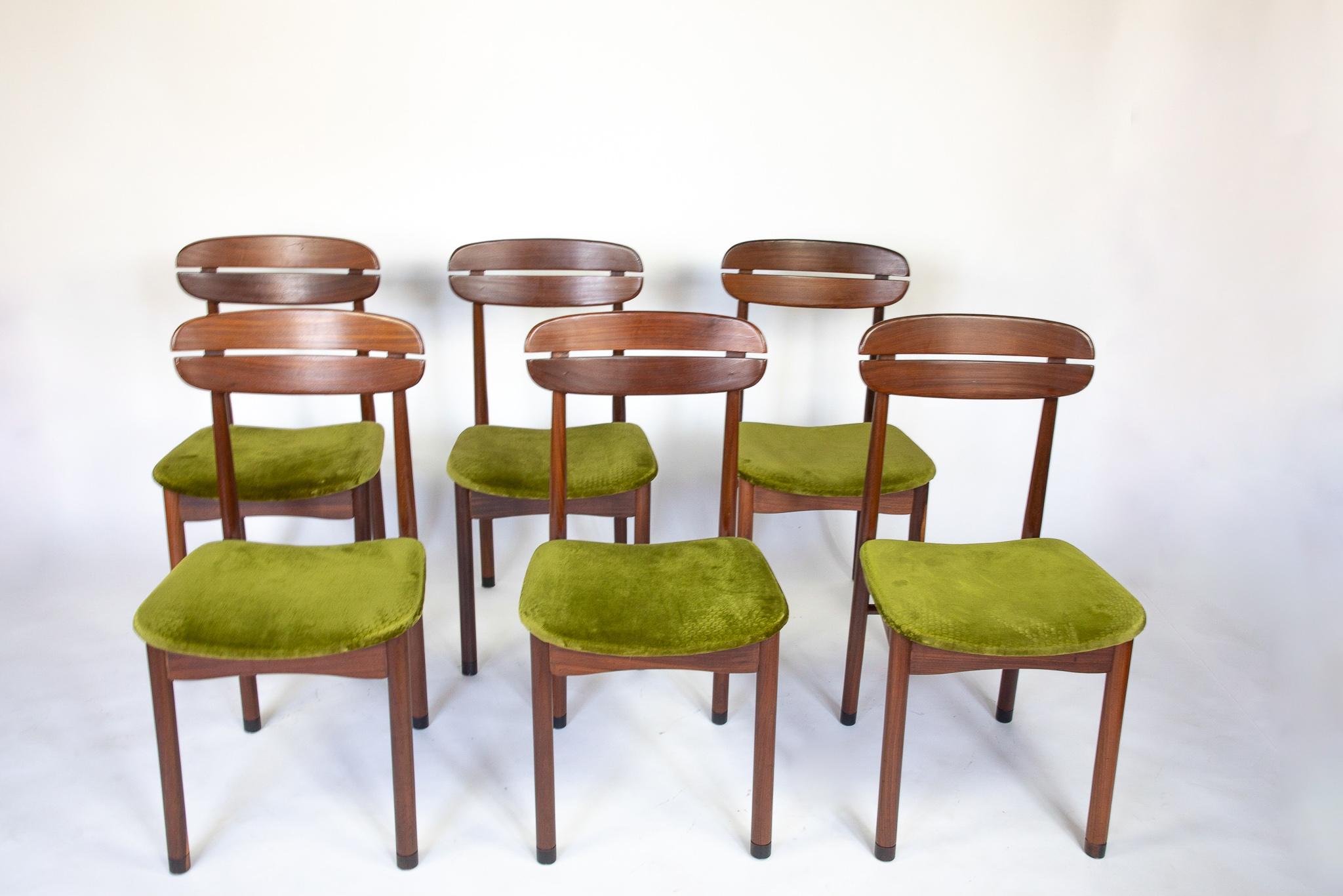 Mid Century Modern dining chairs with green velvet upholstery, set of 6, 1950s

This set of six midcentury modern dining chairs made from teak adds a subtle elegance to every dining room. Their vibrant green upholstery is in perfect condition and