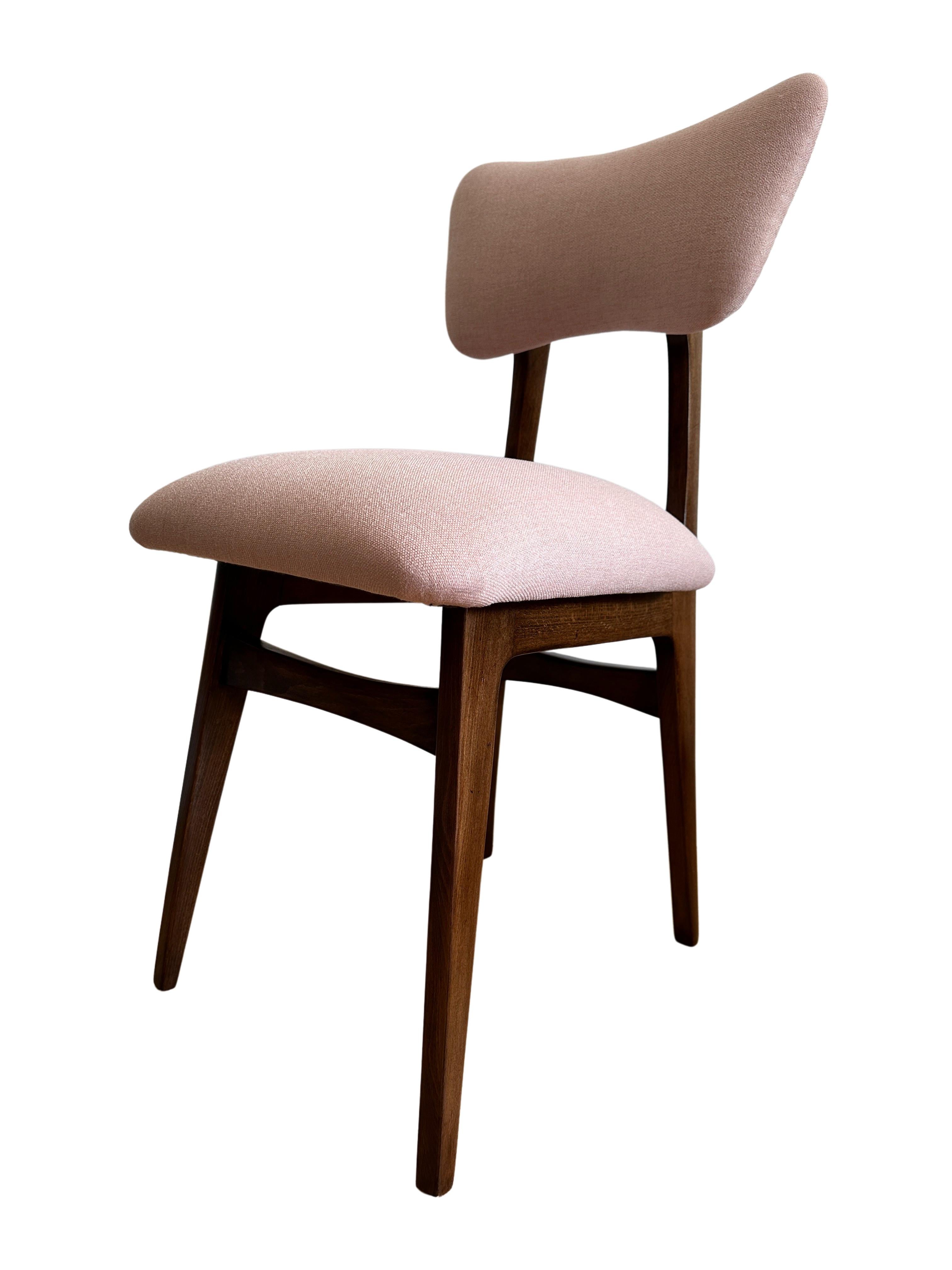 Einzigartiges Set aus sechs Stühlen, die in den 1960er Jahren in Polen hergestellt wurden, entworfen von Rajmund Halas. 

Die Polsterung besteht aus einem Stoff mit einer interessanten Struktur aus dicht gewebtem Leinen, der sich angenehm weich