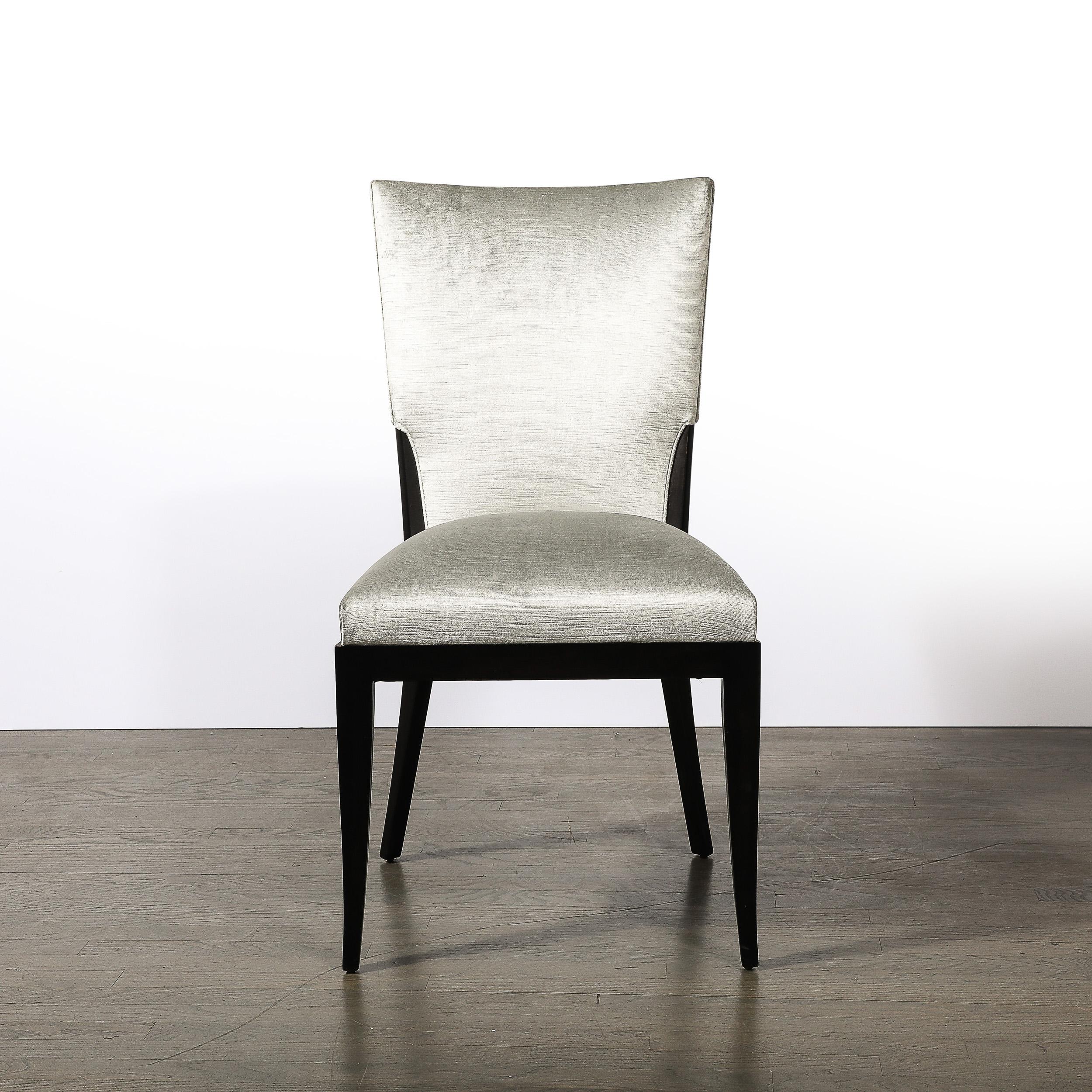 Dieser elegante und gut verarbeitete Satz von sechs Mid-Century Modernist Shield Back Dining Chairs in Ebonized Walnut und Platinum Velvet stammt aus den Vereinigten Staaten, Circa 1960. Sie haben eine geschwungene Rückseite in Form eines Schildes 