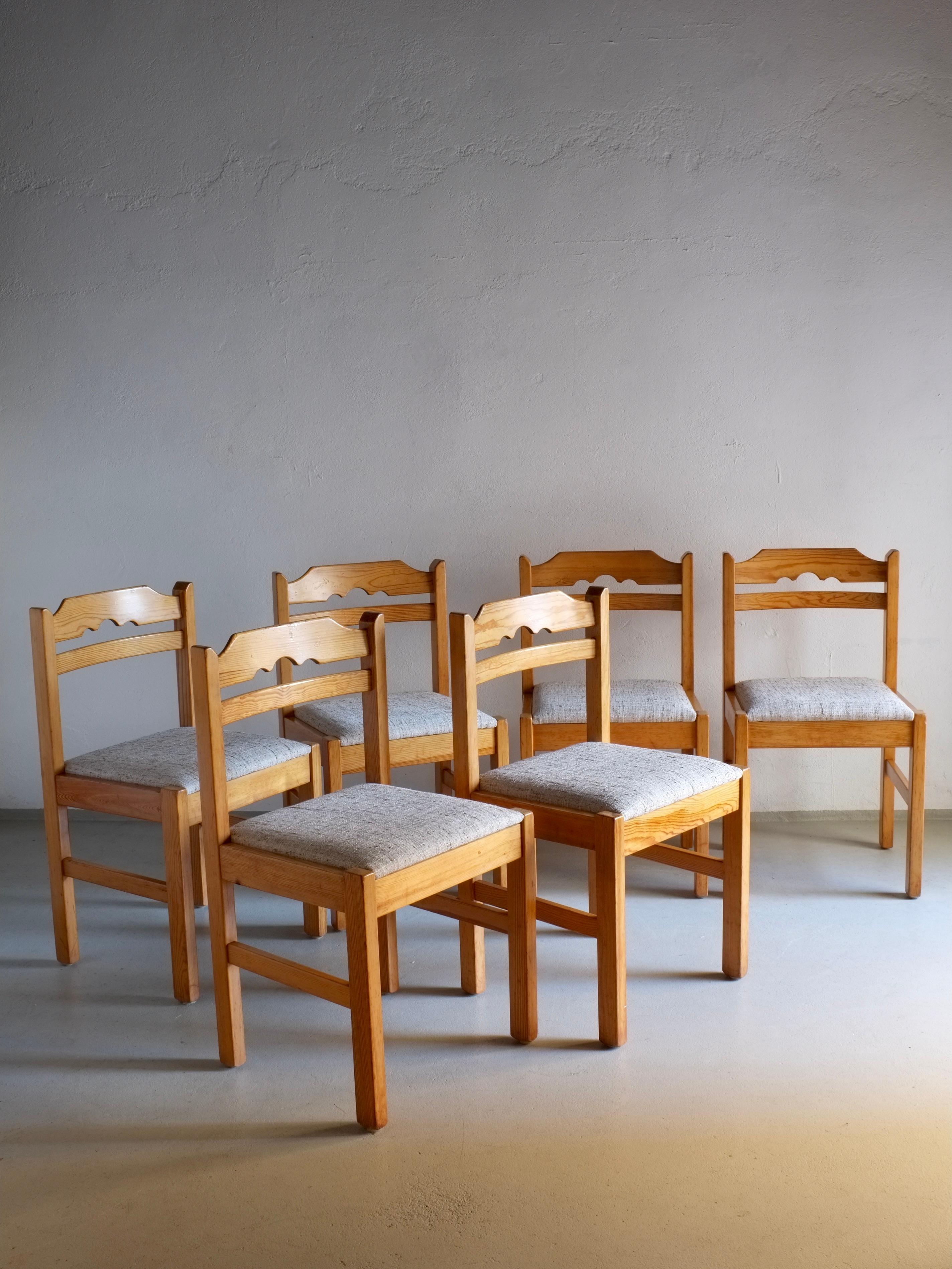 Set di sei sedie da pranzo con schienale a scaletta realizzate in legno di pino massiccio e recentemente tappezzate con tessuto boucle bianco perla. Ho un set di 4 sedie con un design simile, mostrato nell'ultima foto.