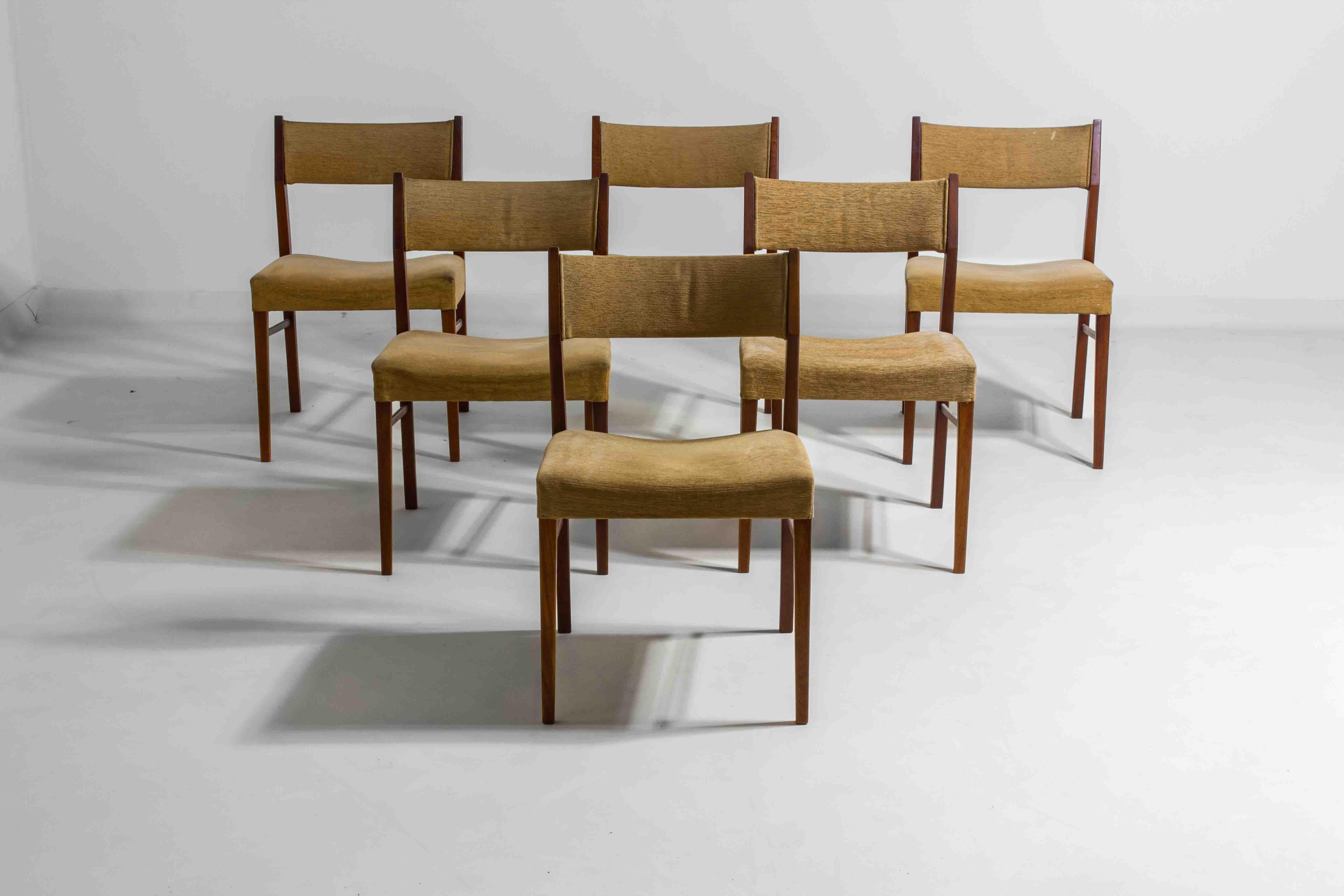 Grazioso set di sei sedie da pranzo moderne della metà del secolo scorso con un'imponente struttura in teak e un'imbottitura color zafferano. Le tonalità della terra del tessuto e del legno rendono il set di sedie caldo e accogliente, adatto a