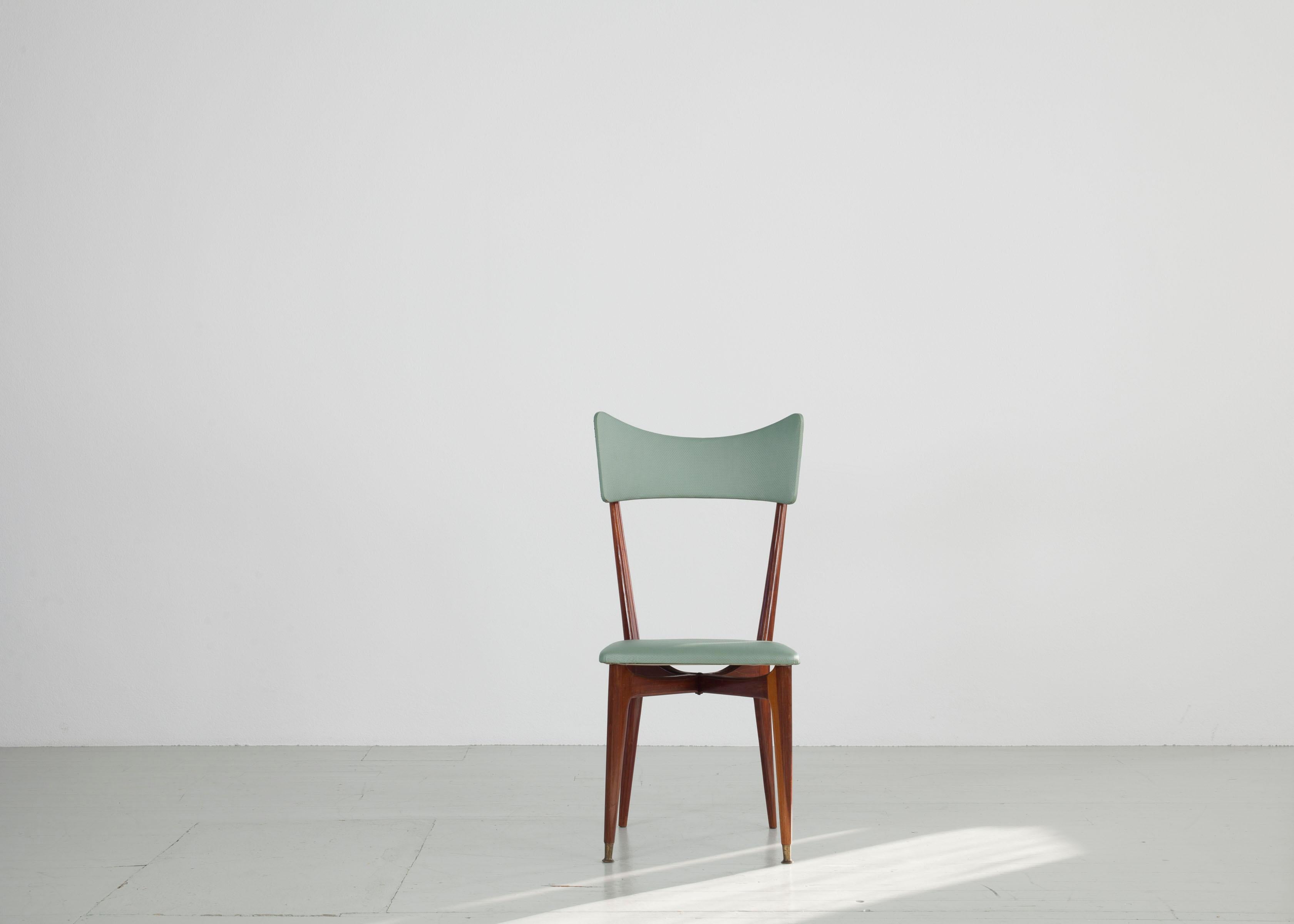 Dieses Set aus sechs Esszimmerstühlen ähnelt dem Entwurf von Ico Parisi und ist in seinem ursprünglichen Zustand. Das geradlinige Gestell mit verjüngten Enden ist aus lackiertem Teakholz gefertigt. Die Sitze und Rückenlehnen sind mit mintfarbenem