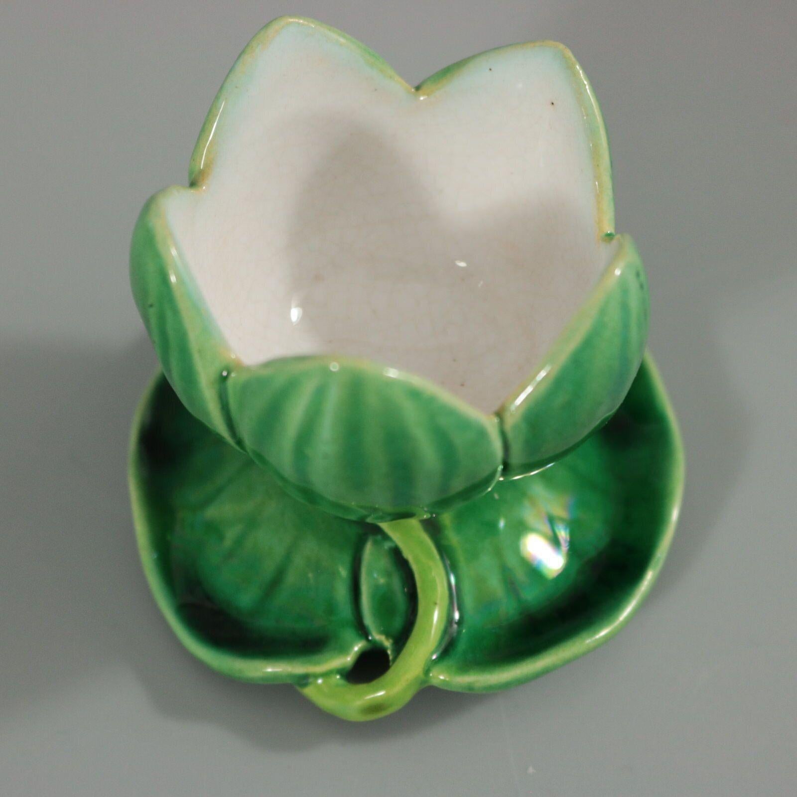 Fin du XIXe siècle Ensemble de 6 tasses à nénuphar en majolique Minton en forme d'œuf de lys en vente