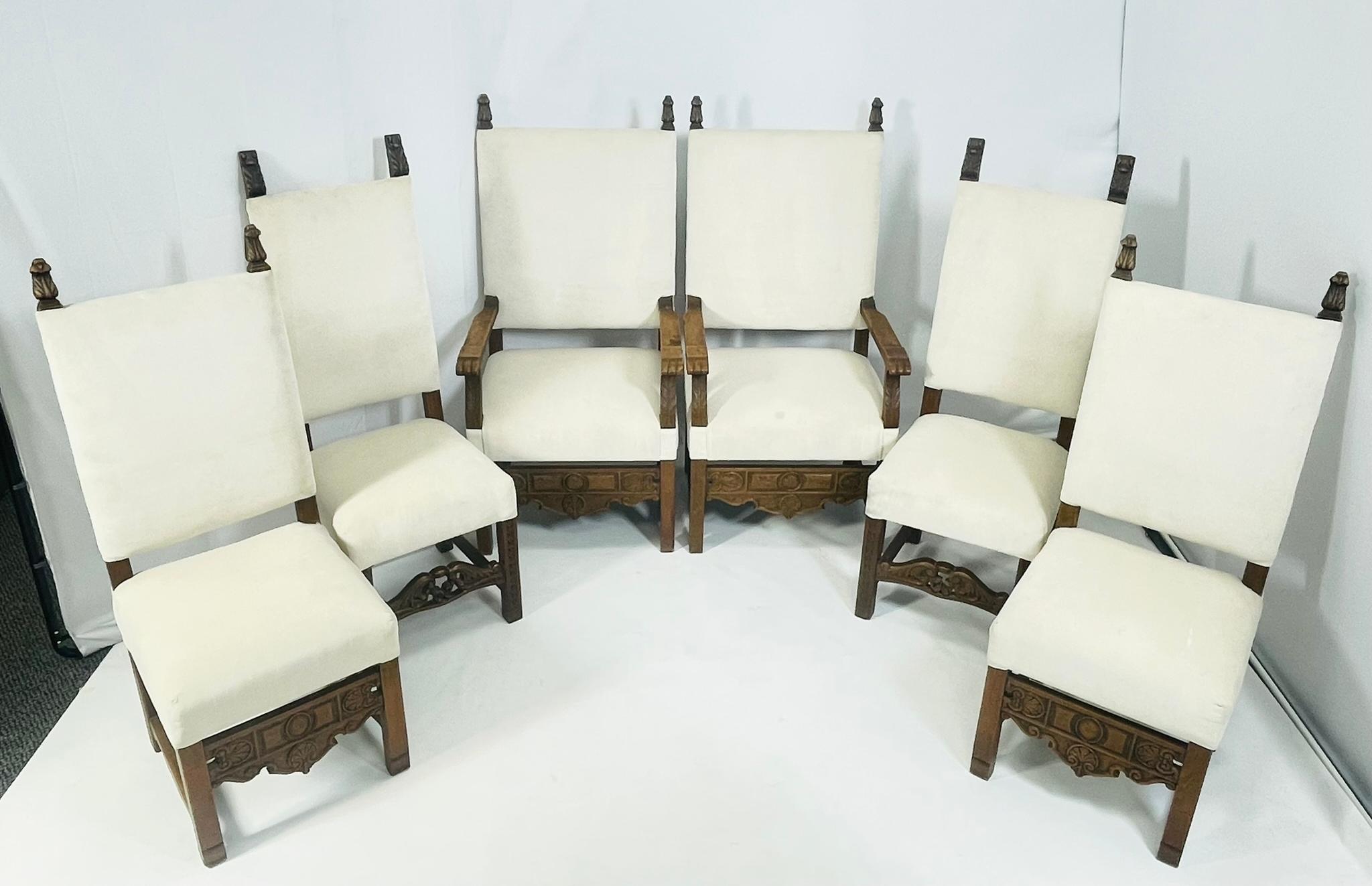 Set di 6 sedie da pranzo in stile Mission realizzate in legno massiccio e rivestite in tessuto color crema.

Il set comprende 2 poltrone e 4 sedie laterali.

Il set è rivestito con lo stesso tessuto ed è stato utilizzato con il tavolo mostrato
