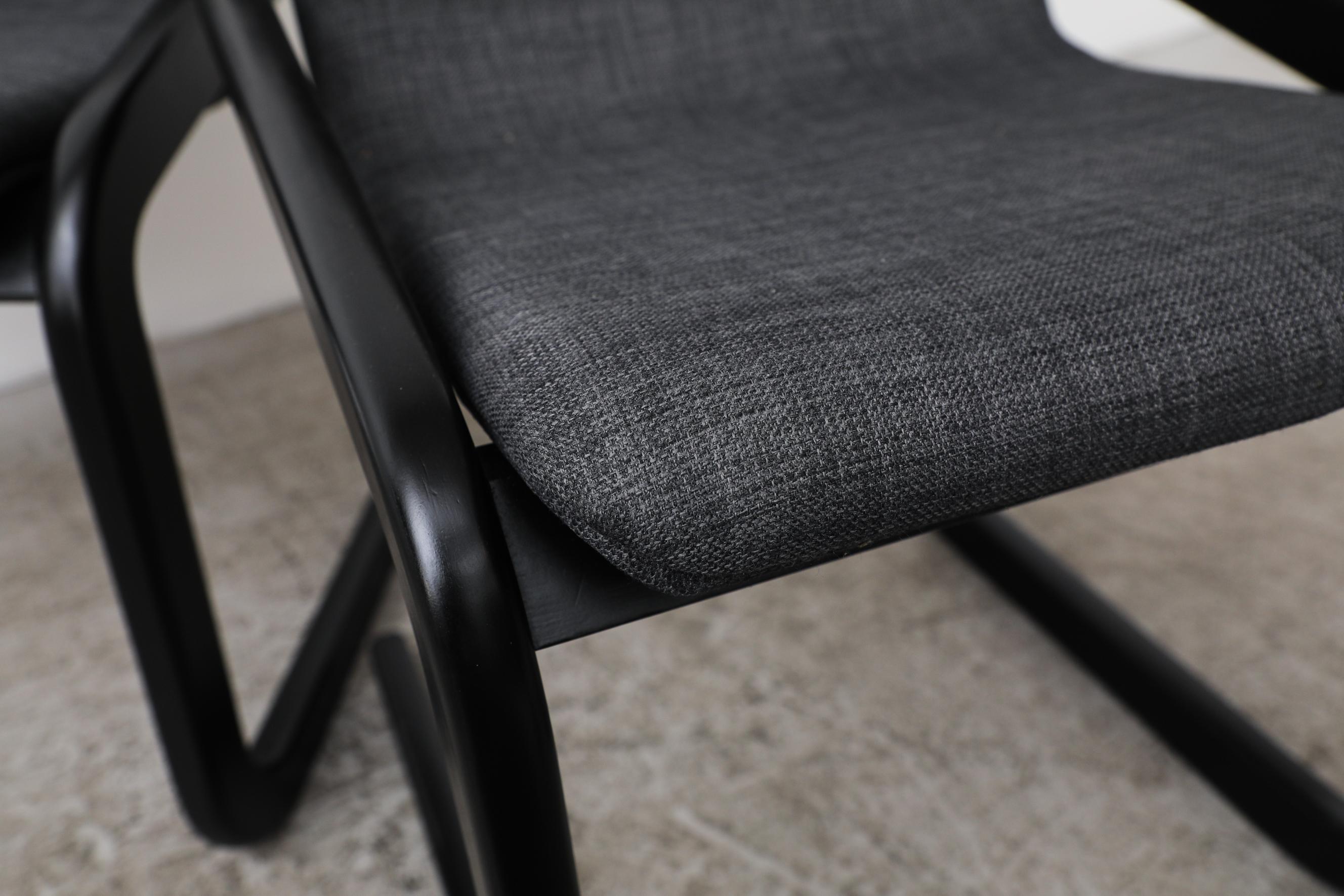 Ensemble de 6 chaises de salle à manger en porte-à-faux avec cadres noirs et nouveau tissu d'ameublement gris en vente 5