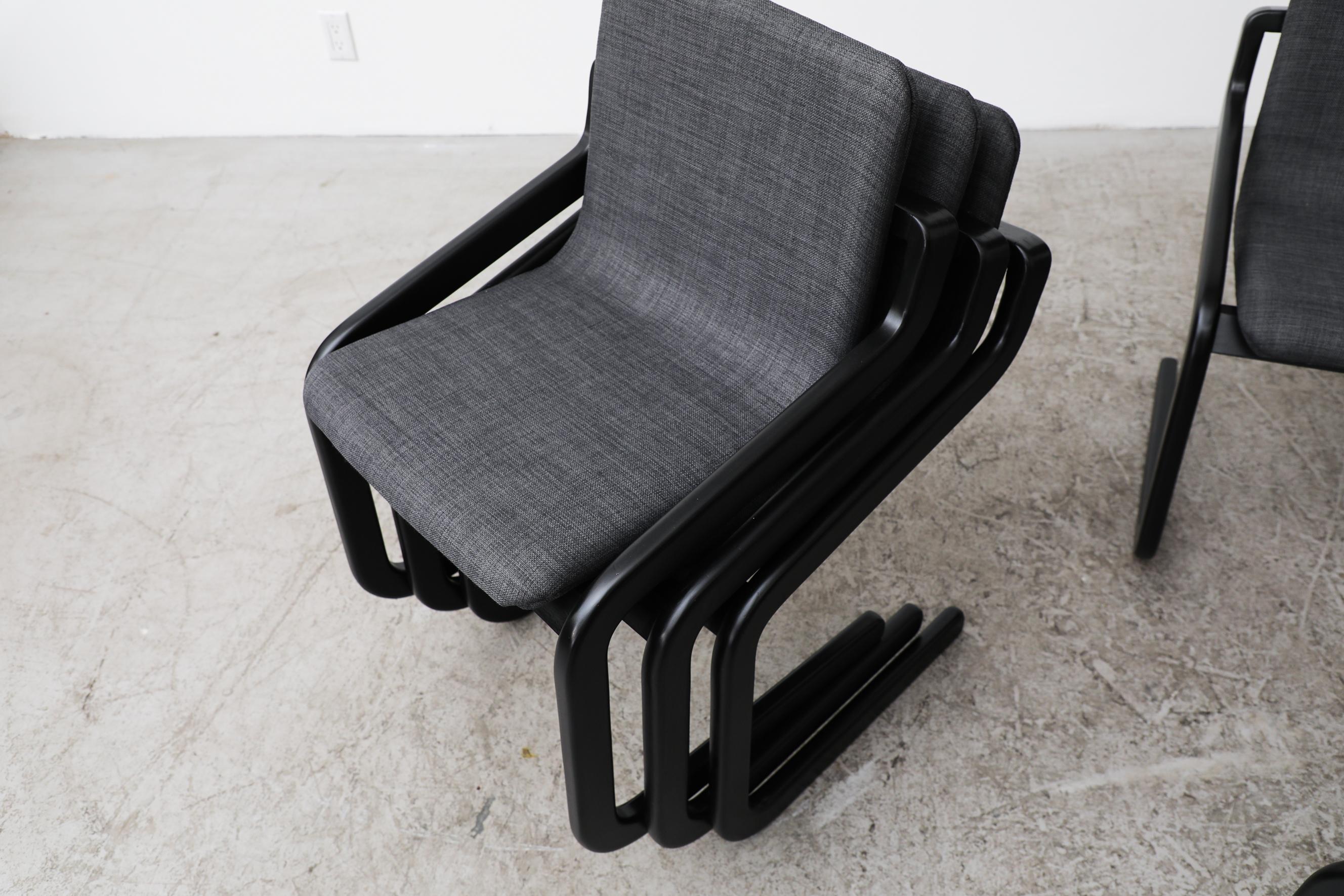 Satz von 6 freitragenden Mod-Esszimmerstühlen mit schwarzen Rahmen und neuer grauer Polsterung im Angebot 8
