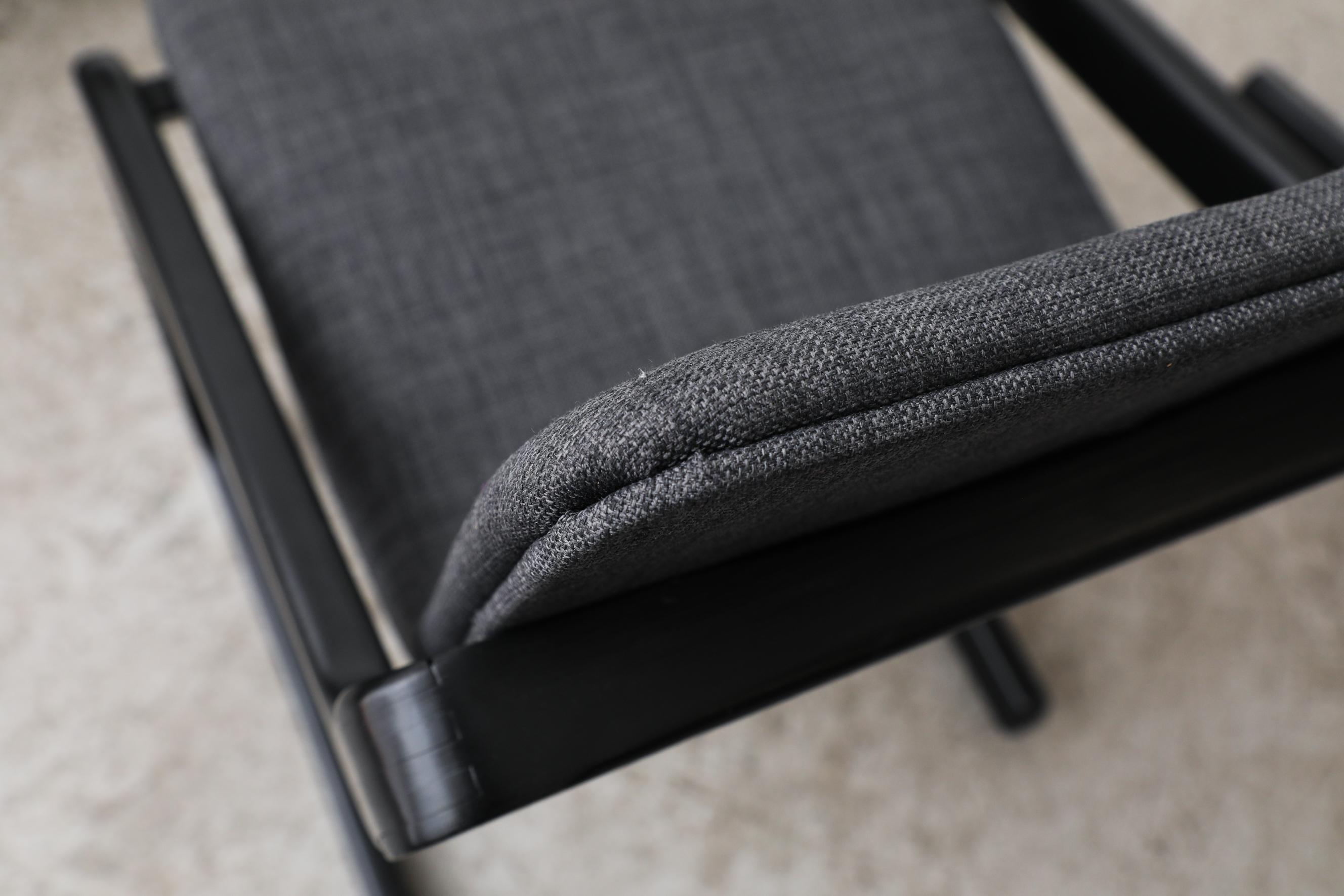 Ensemble de 6 chaises de salle à manger en porte-à-faux avec cadres noirs et nouveau tissu d'ameublement gris en vente 8