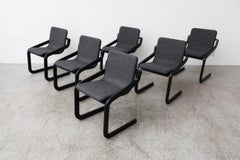 Ensemble de six chaises de salle à manger modulaires en porte-à-faux avec cadre noir et tapisserie grise