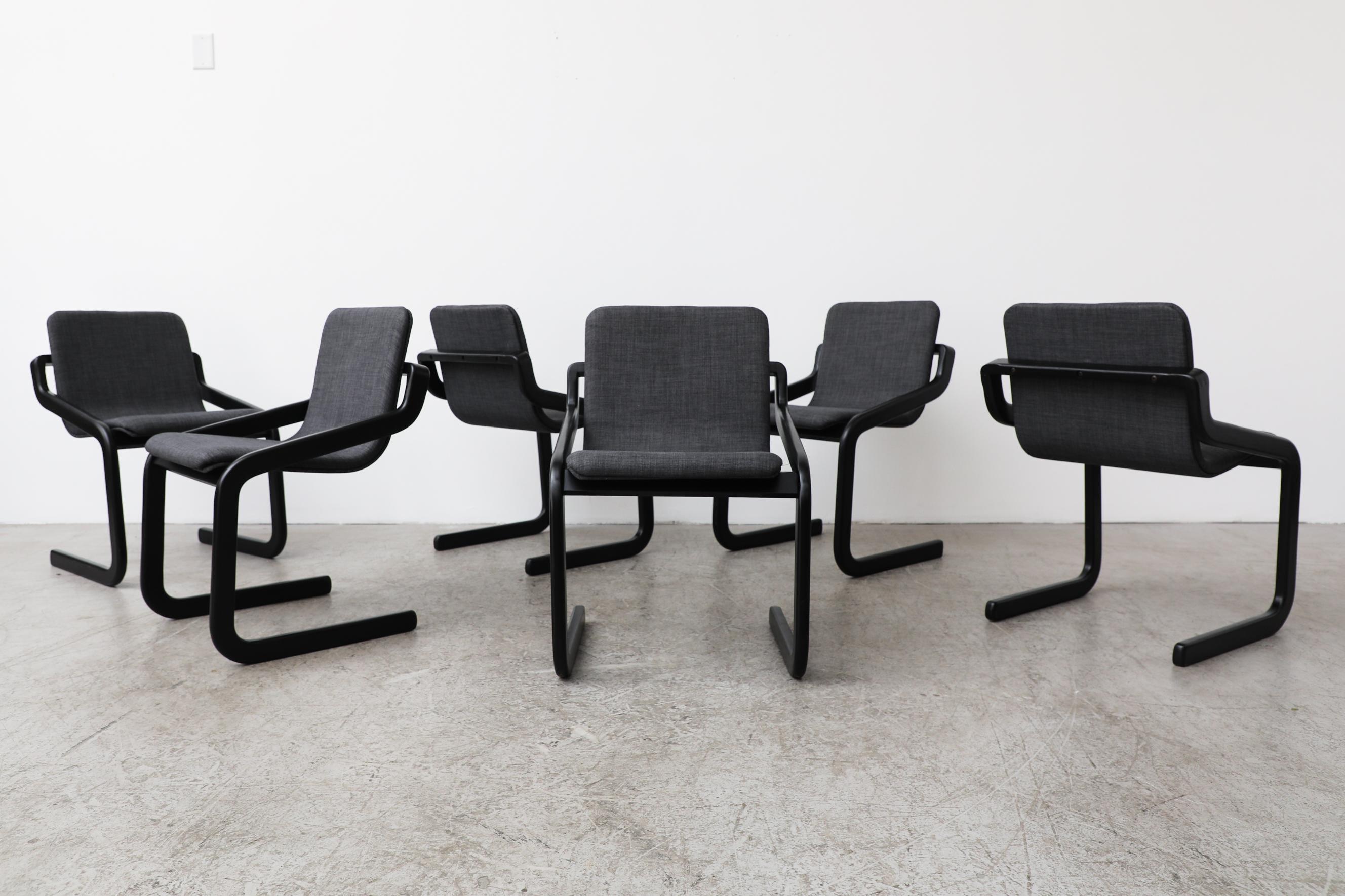 Mid-Century Modern Ensemble de 6 chaises de salle à manger en porte-à-faux avec cadres noirs et nouveau tissu d'ameublement gris en vente