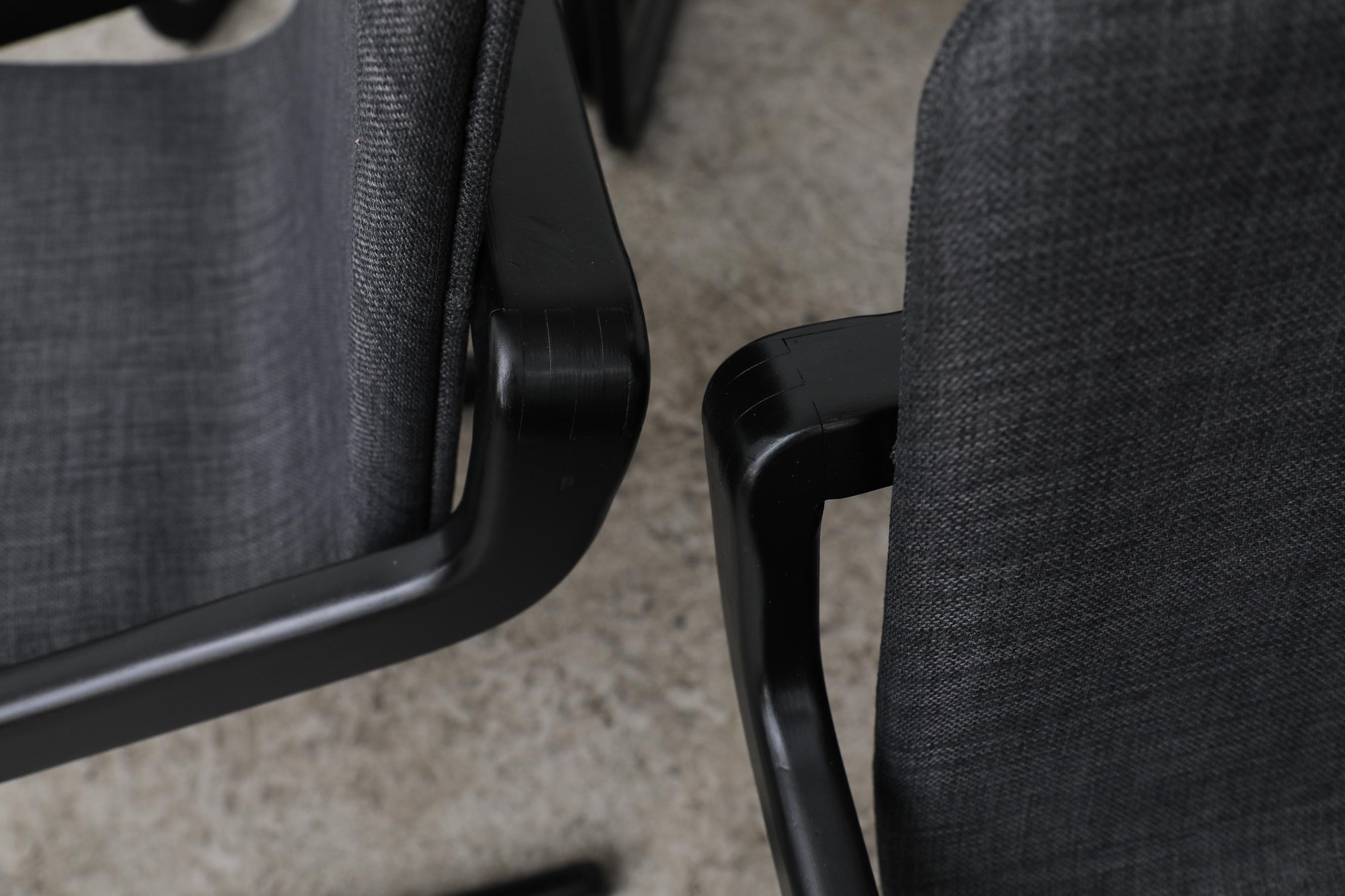 Satz von 6 freitragenden Mod-Esszimmerstühlen mit schwarzen Rahmen und neuer grauer Polsterung im Zustand „Gut“ im Angebot in Los Angeles, CA