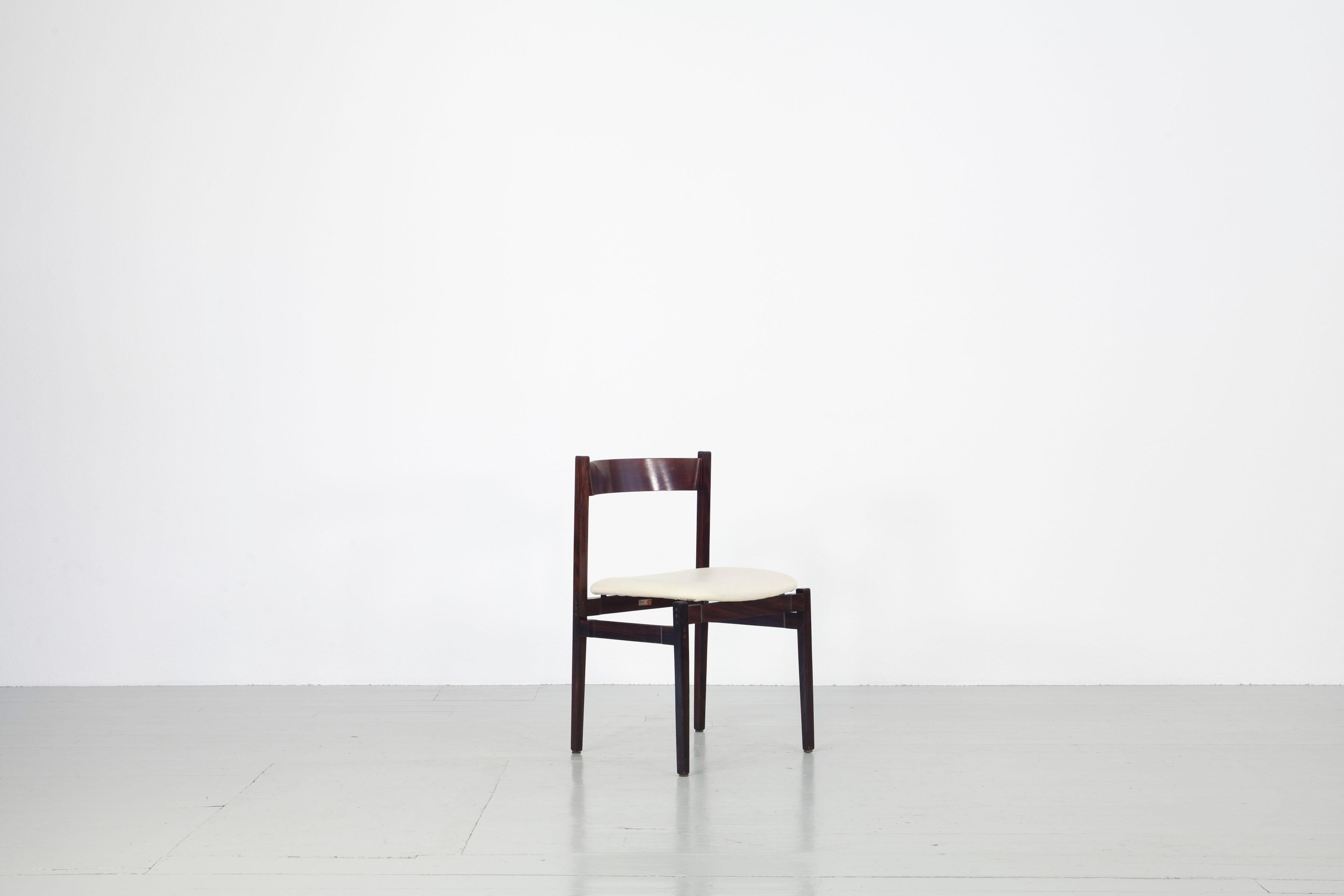 Cet ensemble de quatre chaises a été conçu par Guiseppe Gibelli pour Fratelli Maspero et fabriqué par Sormani en Italie, Mariano Comense dans les années 1960. Le modèle 