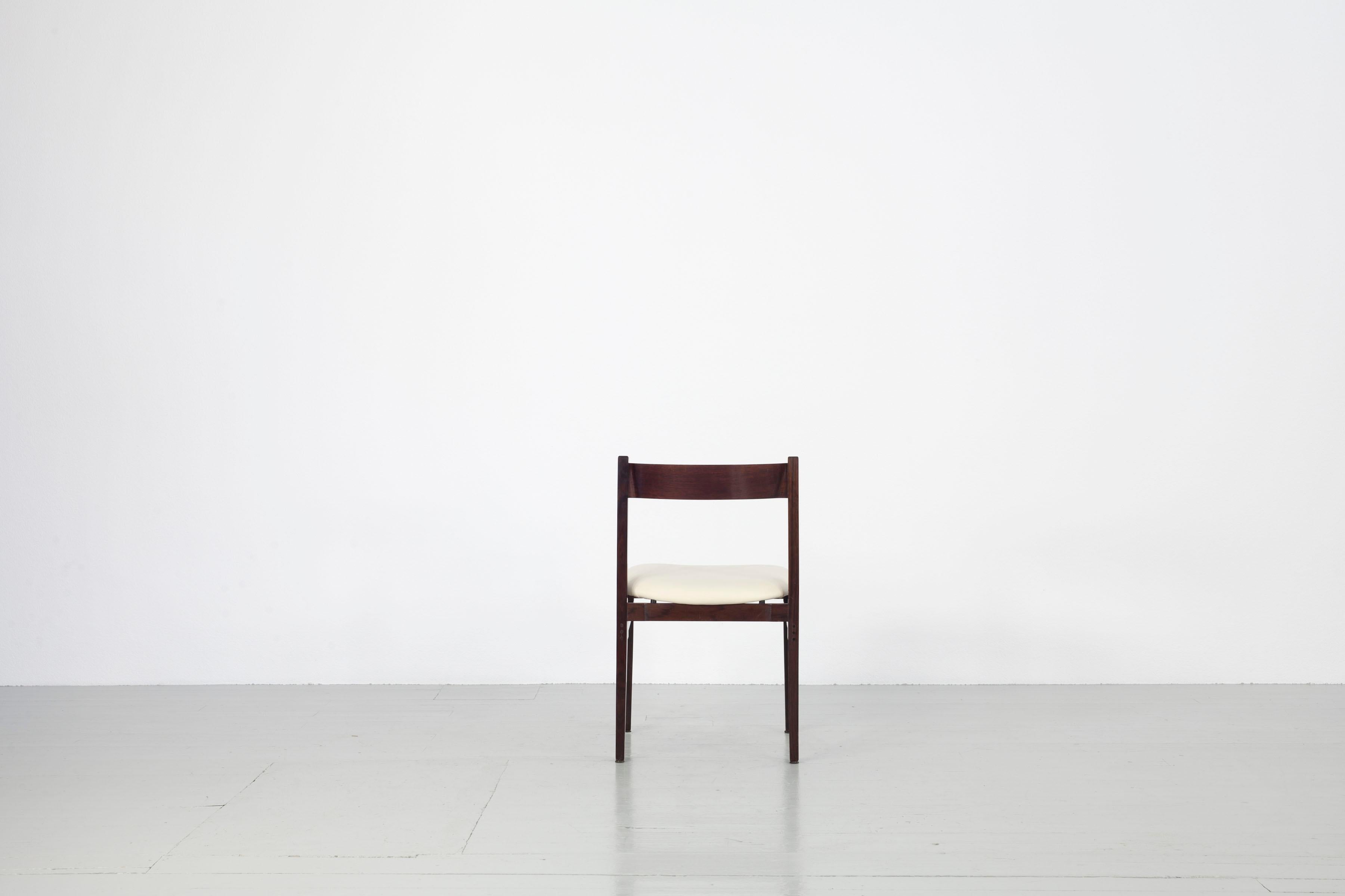Satz von 6 Esszimmerstühlen „Modell 101“, entworfen von Gianfranco Frattini (Lackiert) im Angebot