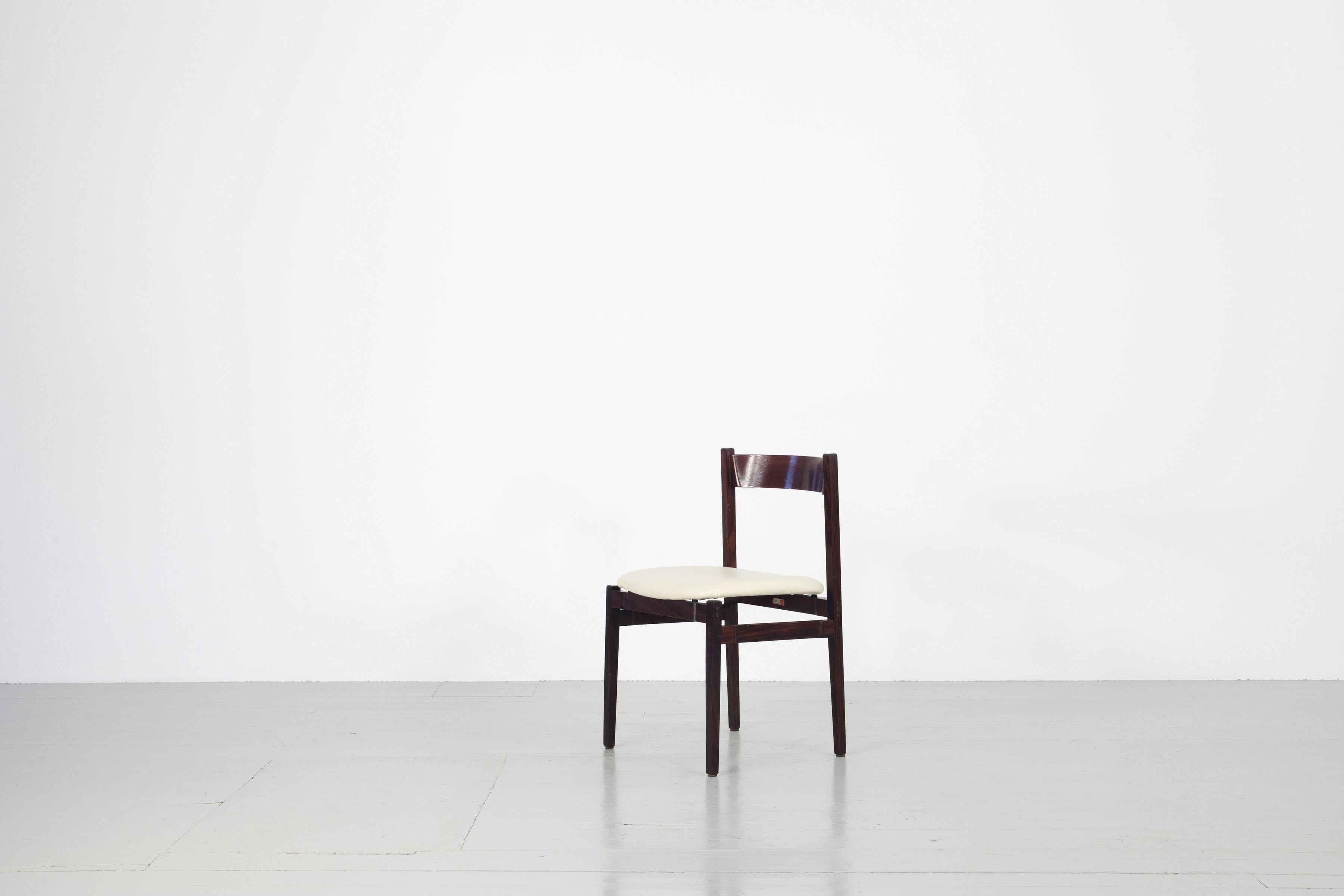Satz von 6 Esszimmerstühlen „Modell 101“, entworfen von Gianfranco Frattini (Kunstleder) im Angebot