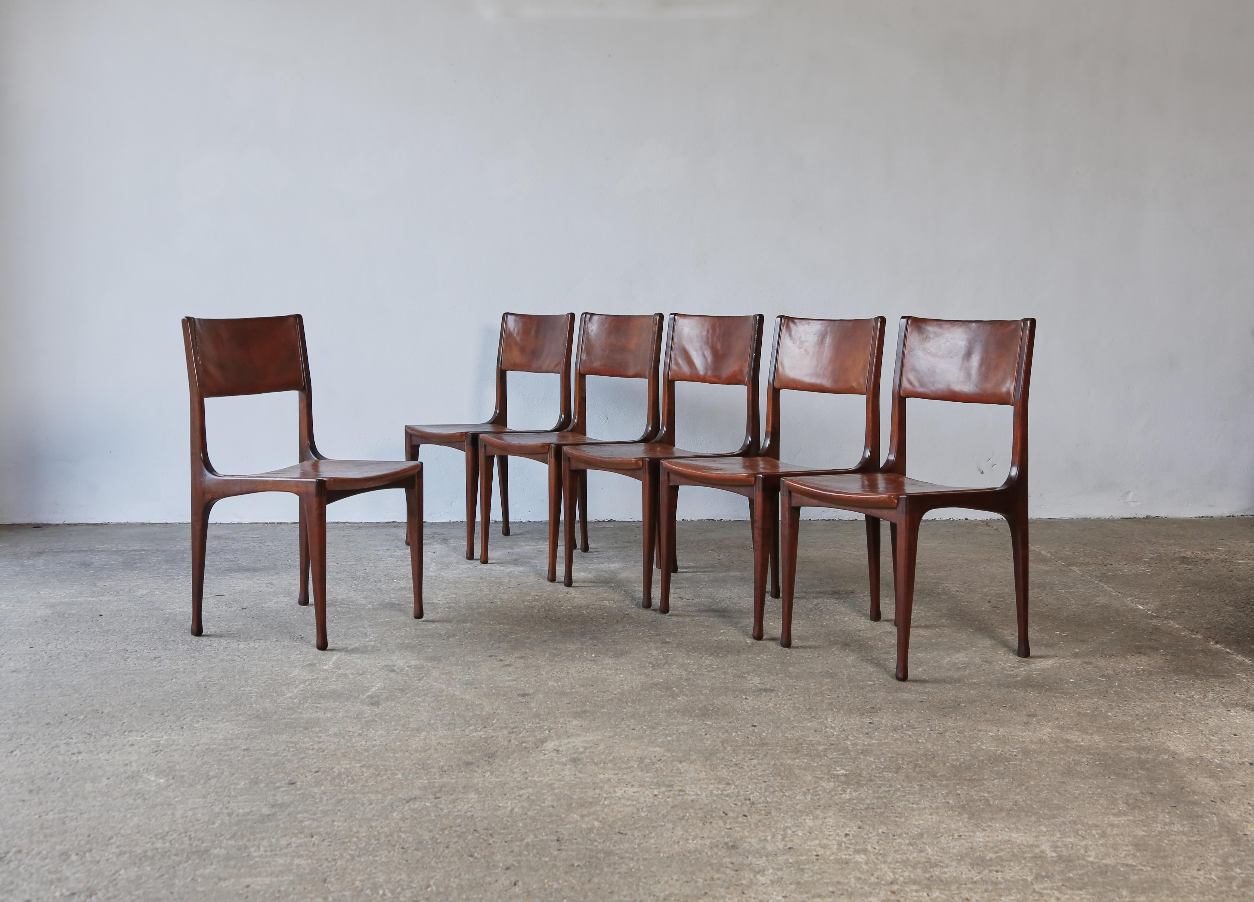Ein außergewöhnlicher Satz von sechs frühen Stühlen des Modells 693, von Carlo de Carli für Cassina, Italien, 1950er Jahre. Ungewöhnlich ist, dass die Stühle das ursprüngliche Leder mit einer tiefen, reichen Patina behalten. Die Rahmen sind in gutem