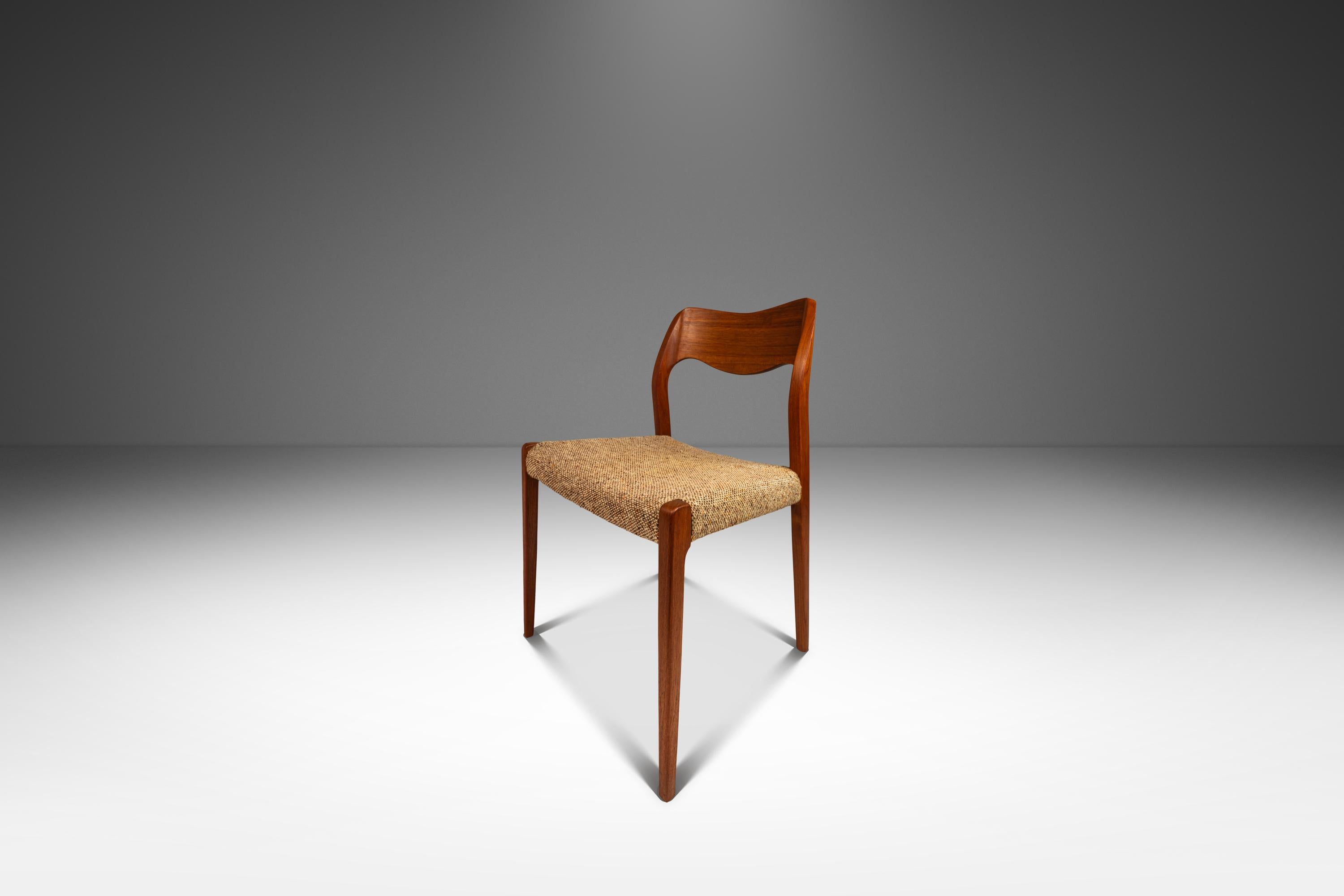 Attention aux collectionneurs ! Voici un ensemble rare et limité de six chaises de salle à manger Model 71 conçues par l'incomparable Niels Møller pour I.L.A. Møllers Møbelfabrik, fabriqué dans les années 1960 au Danemark. Ces superbes chaises sont