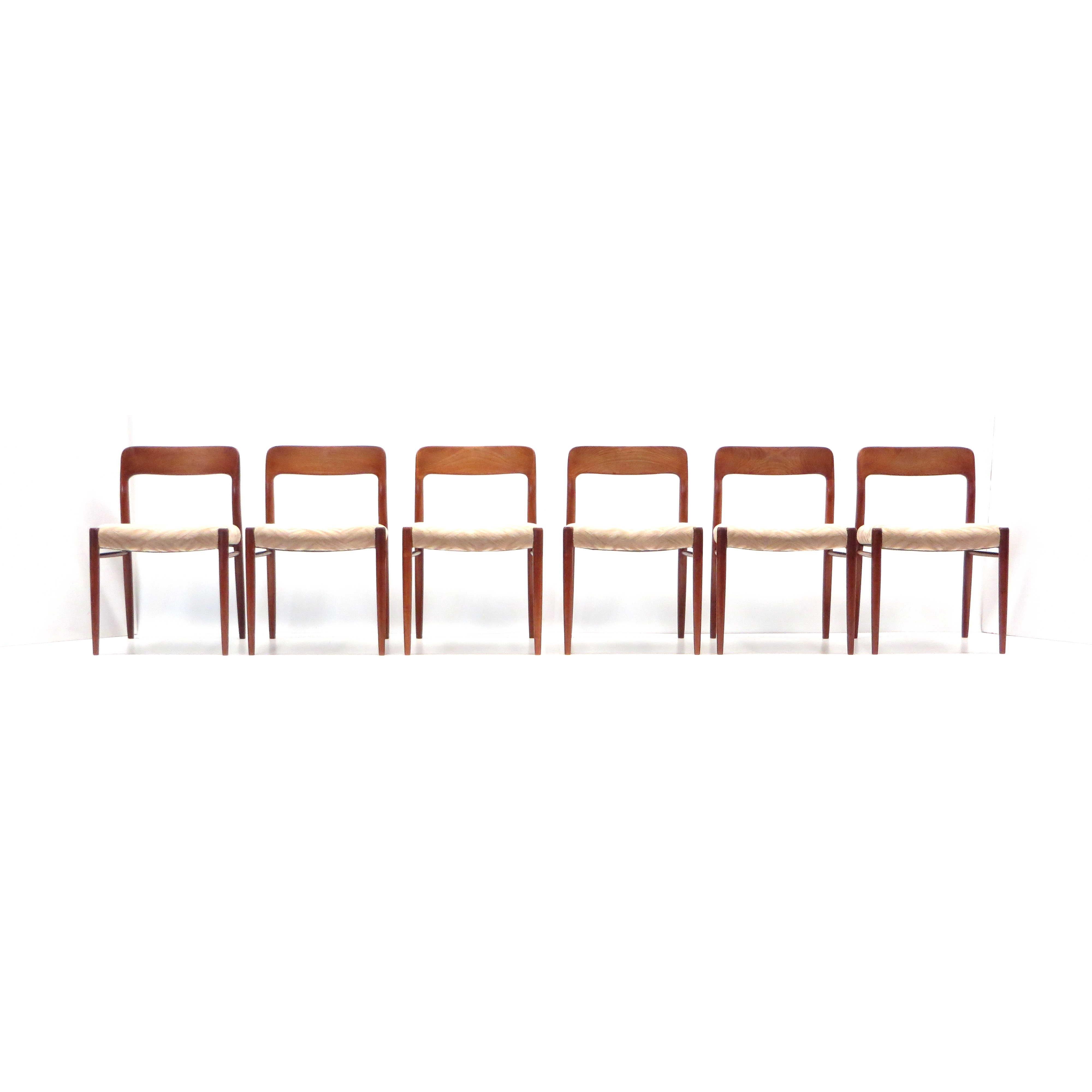 Set of 6 Model 75 chairs designed by Niels Möller from the 1960s.

Dimensions:
Width: 50.5 cm
Seat height: 45/46 cm
Back height: 73.5 cm
Depth seat: 43 cm
Total depth: 46 cm

The chairs have traces of use that match the age.