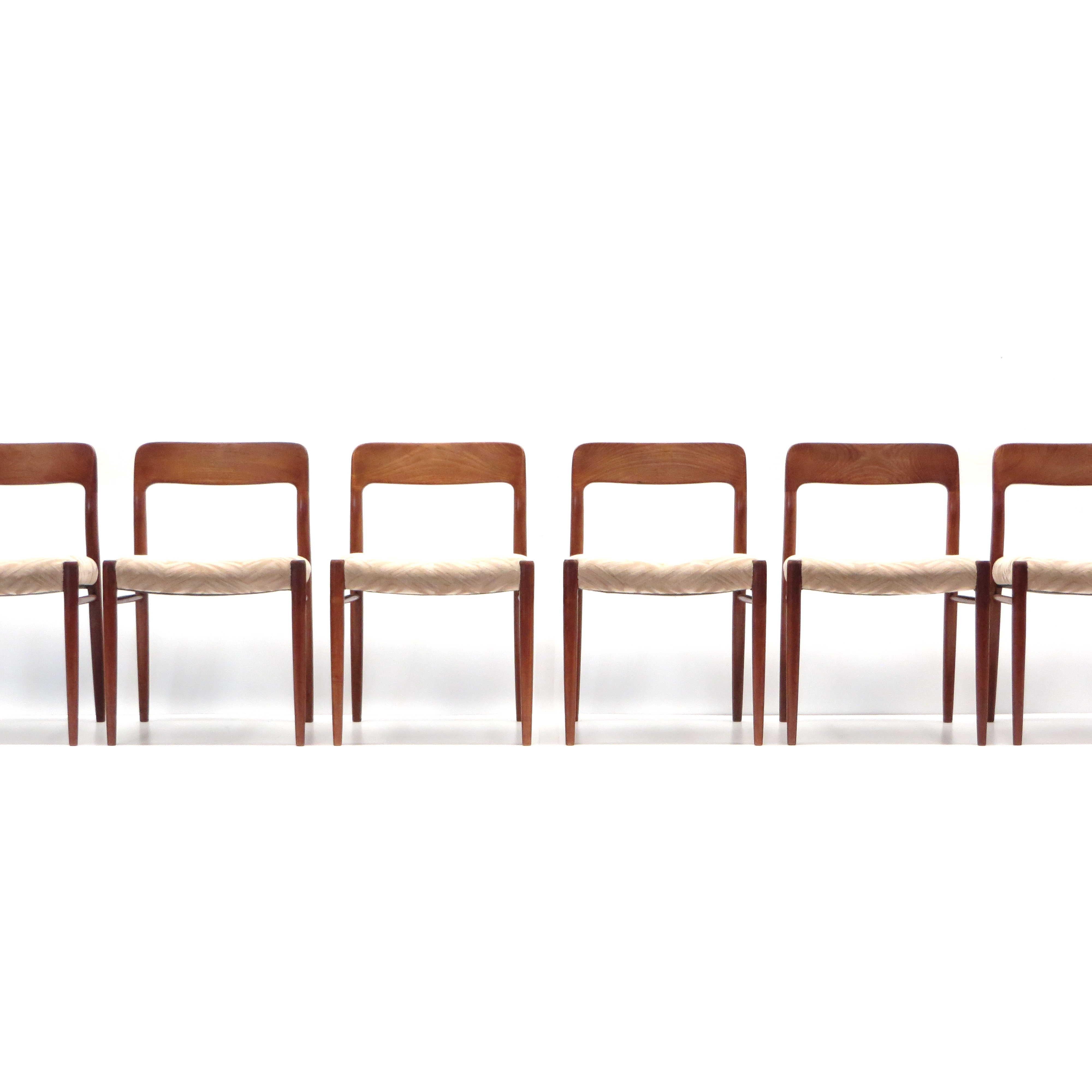 Mid-Century Modern Set of 6 Model 75 chairs designed by Niels Möller from the 1960s For Sale