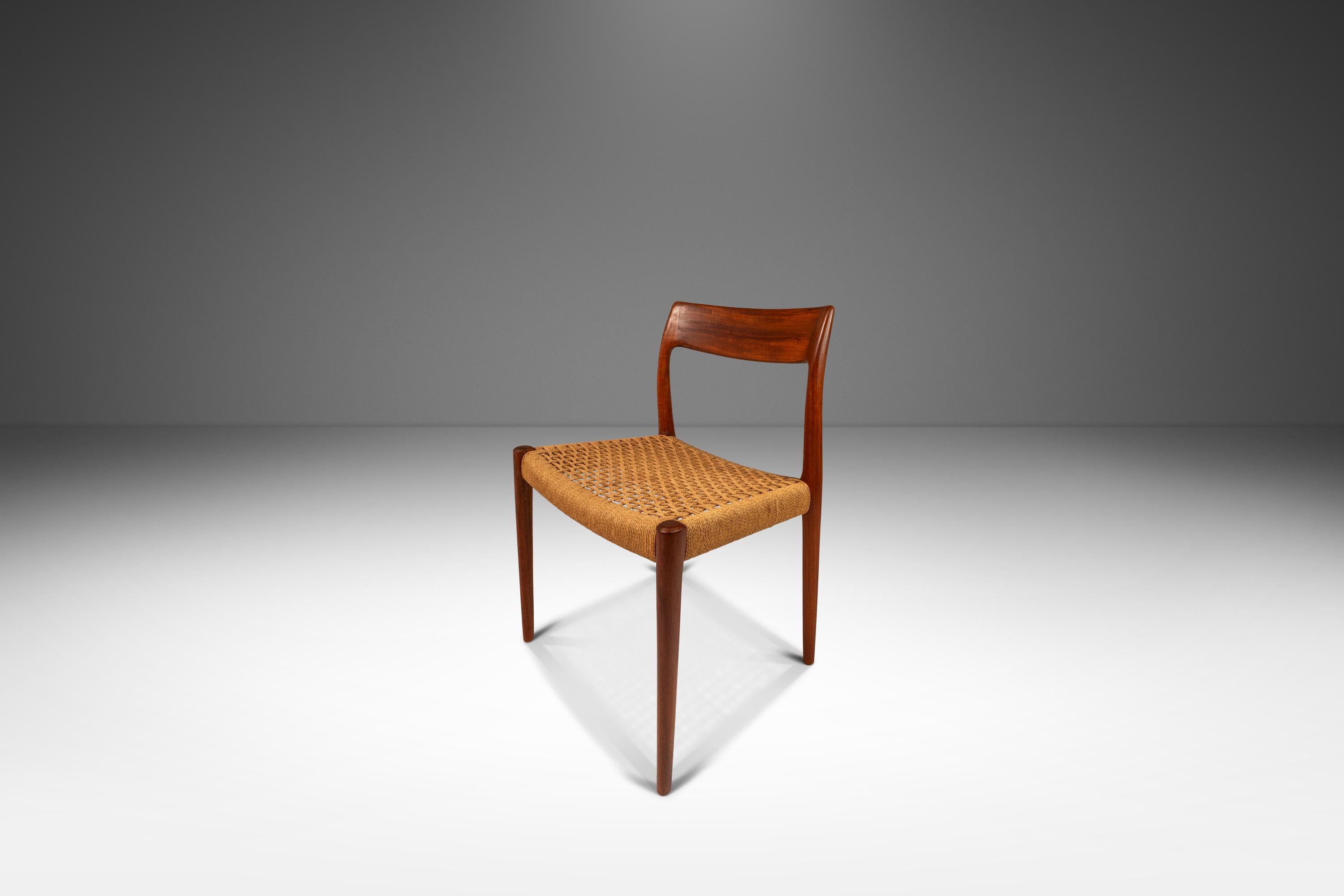 Mettez en valeur votre salle à manger avec cet ensemble exquis de six chaises conçu par Niels O. Møller pour J.L.A. Møllers Møbelfabrik, avec l'emblématique et rare chaise de salle à manger modèle 77. Fabriquées en teck massif ancien, ces chaises