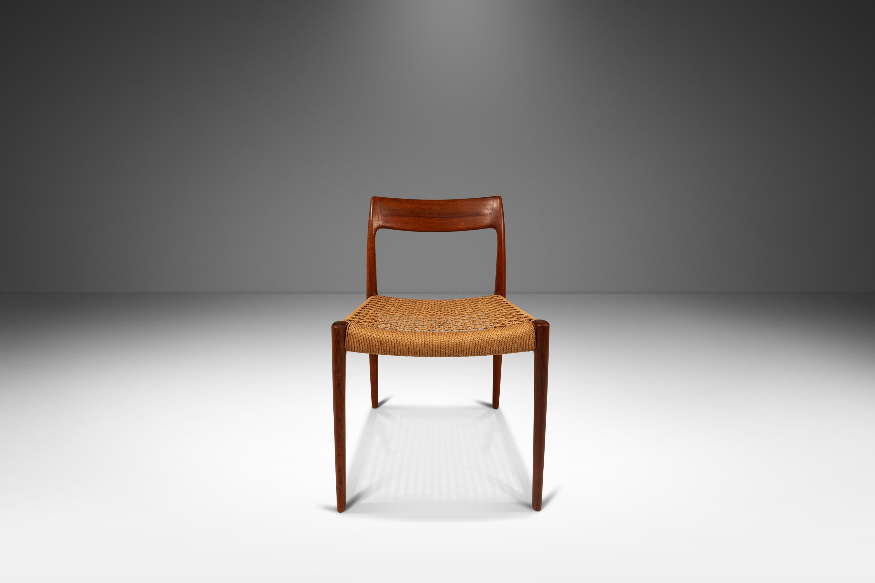 Milieu du XXe siècle Ensemble de 6 modèles 77 par Niels O. Møller pour JL Møllers Møbelfabrik, Danemark, années 1960 en vente