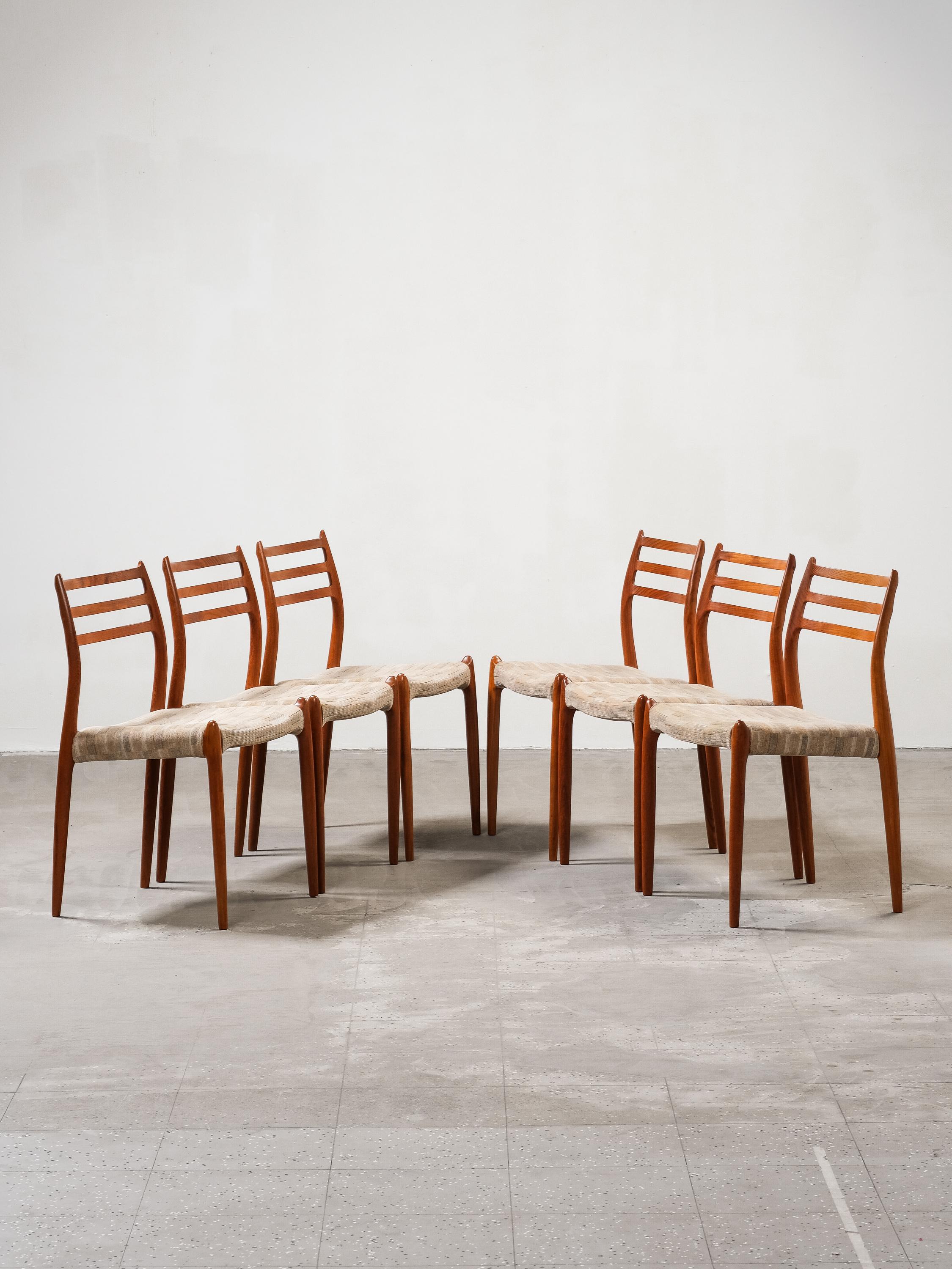 Set di 6 sedie da pranzo in teak Model 78 di Niels Otto Møller per J.L. Møllers Møbelfabrik, Danimarca, anni '60. Bellissima struttura in teak massiccio scolpito.

Abbiamo scelto di lasciare il vecchio tessuto per il momento, in modo che tu possa
