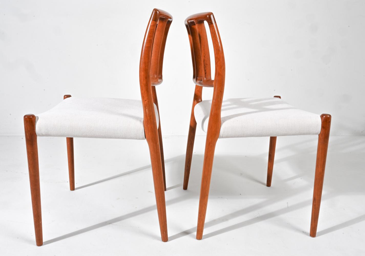 Ensemble de 6 chaises de salle à manger modèle 83 en teck et tissu ; Niels Otto Møller, Danemark en vente 6