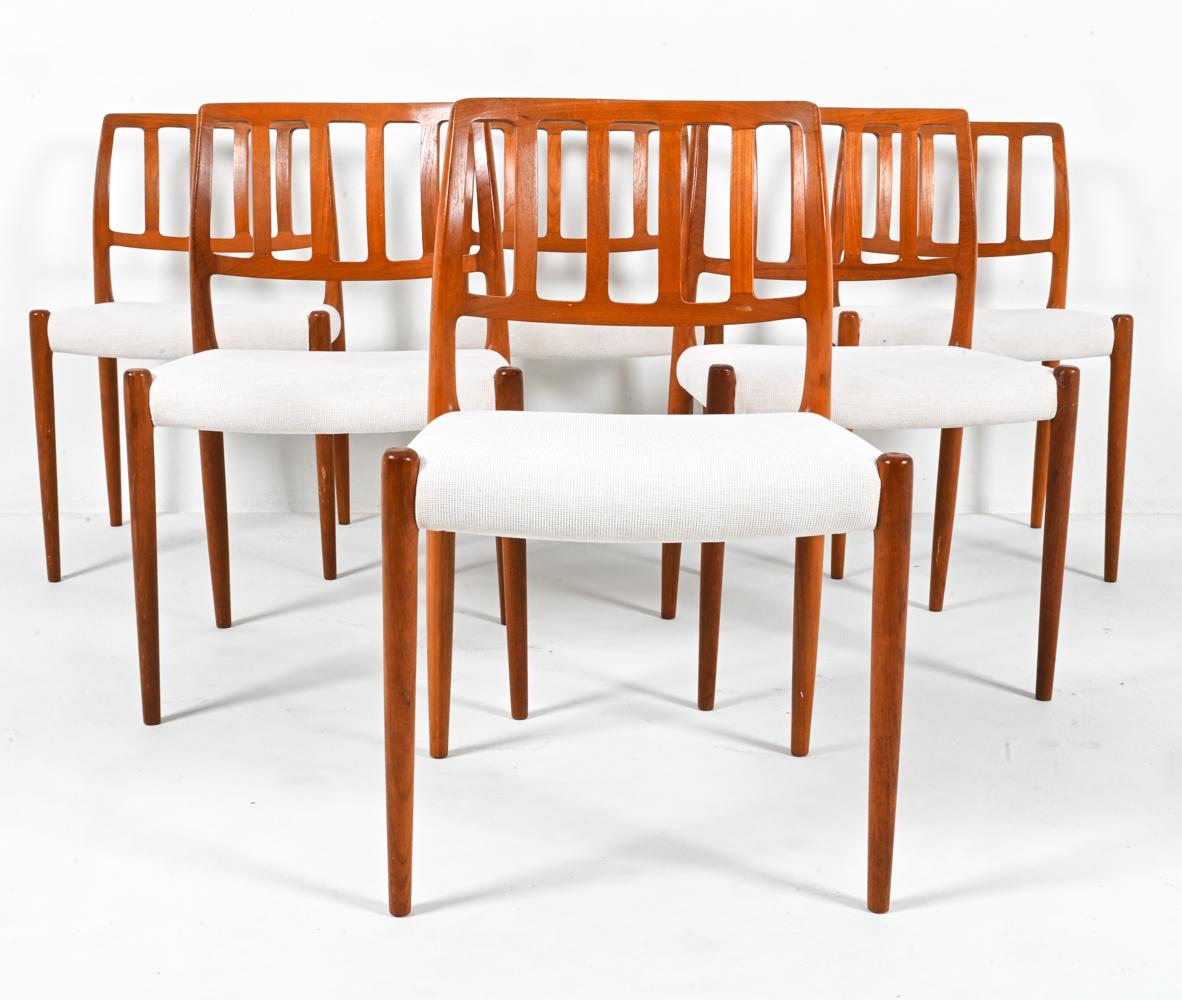 Genießen Sie ein schönes Beispiel des modernen dänischen Minimalismus mit diesem Set aus 6 Beistellstühlen. Dieses elegante Set verkörpert den zeitlosen Reiz des modernen dänischen Designs. Das Gestell der Stühle besteht aus massivem Teakholz, das