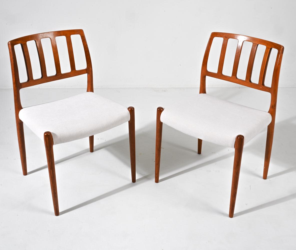 Scandinave moderne Ensemble de 6 chaises de salle à manger modèle 83 en teck et tissu ; Niels Otto Møller, Danemark en vente