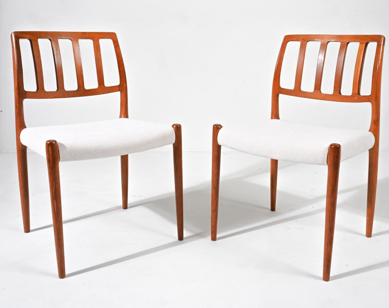 Satz '6' Modell 83 Esszimmerstühle aus Teak und Stoff; Niels Otto Møller, Dänemark (Dänisch) im Angebot