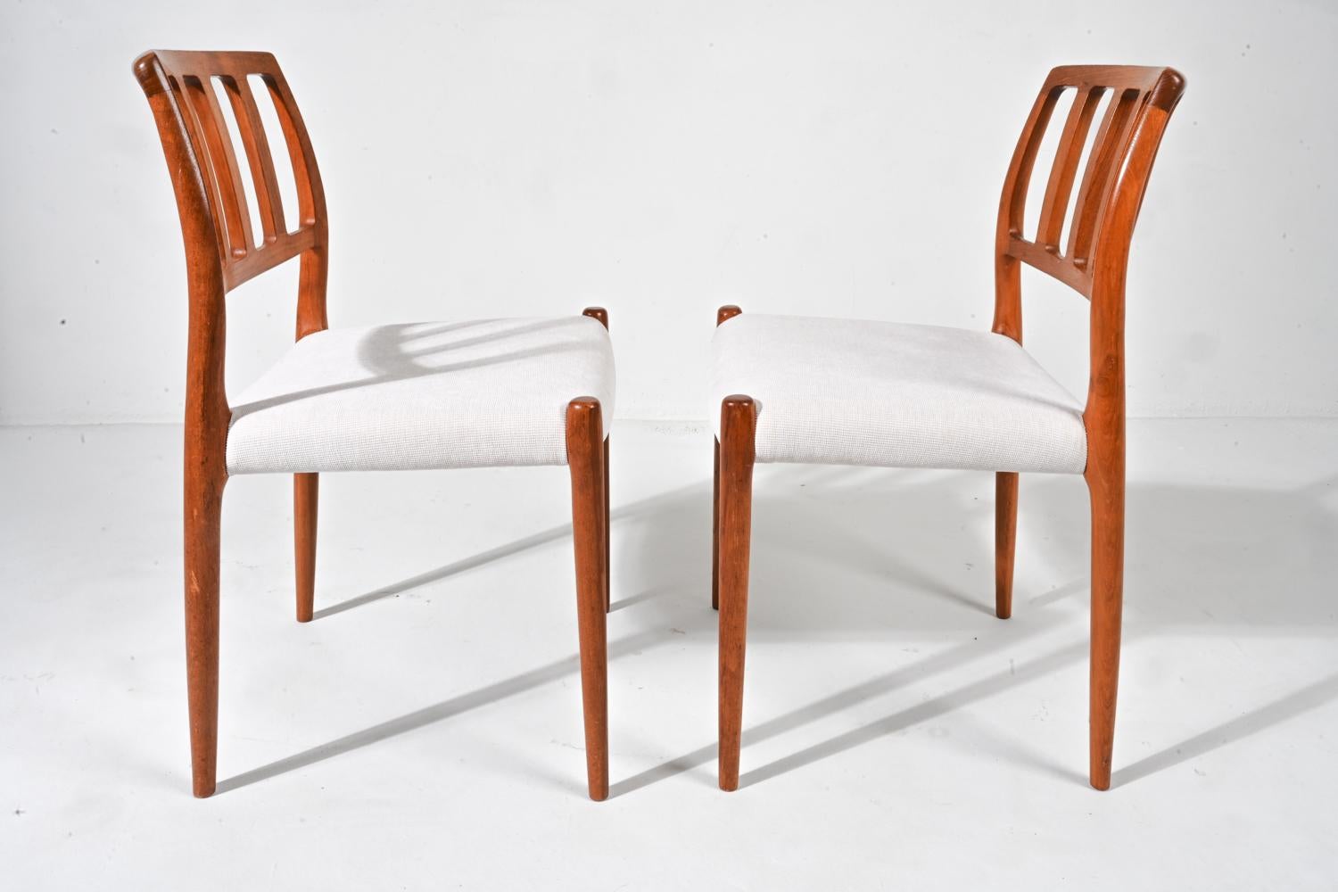 Ensemble de 6 chaises de salle à manger modèle 83 en teck et tissu ; Niels Otto Møller, Danemark en vente 2