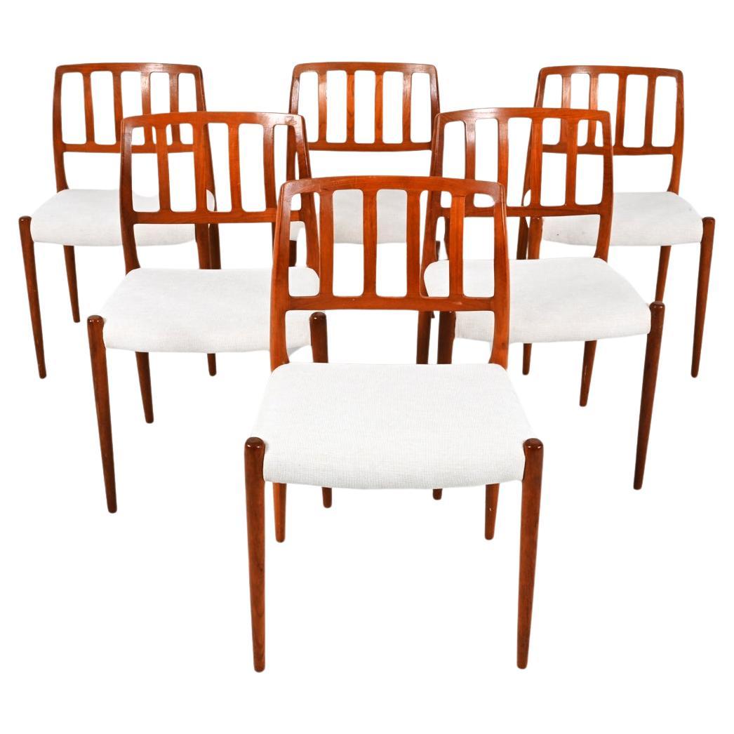 Ensemble de 6 chaises de salle à manger modèle 83 en teck et tissu ; Niels Otto Møller, Danemark en vente