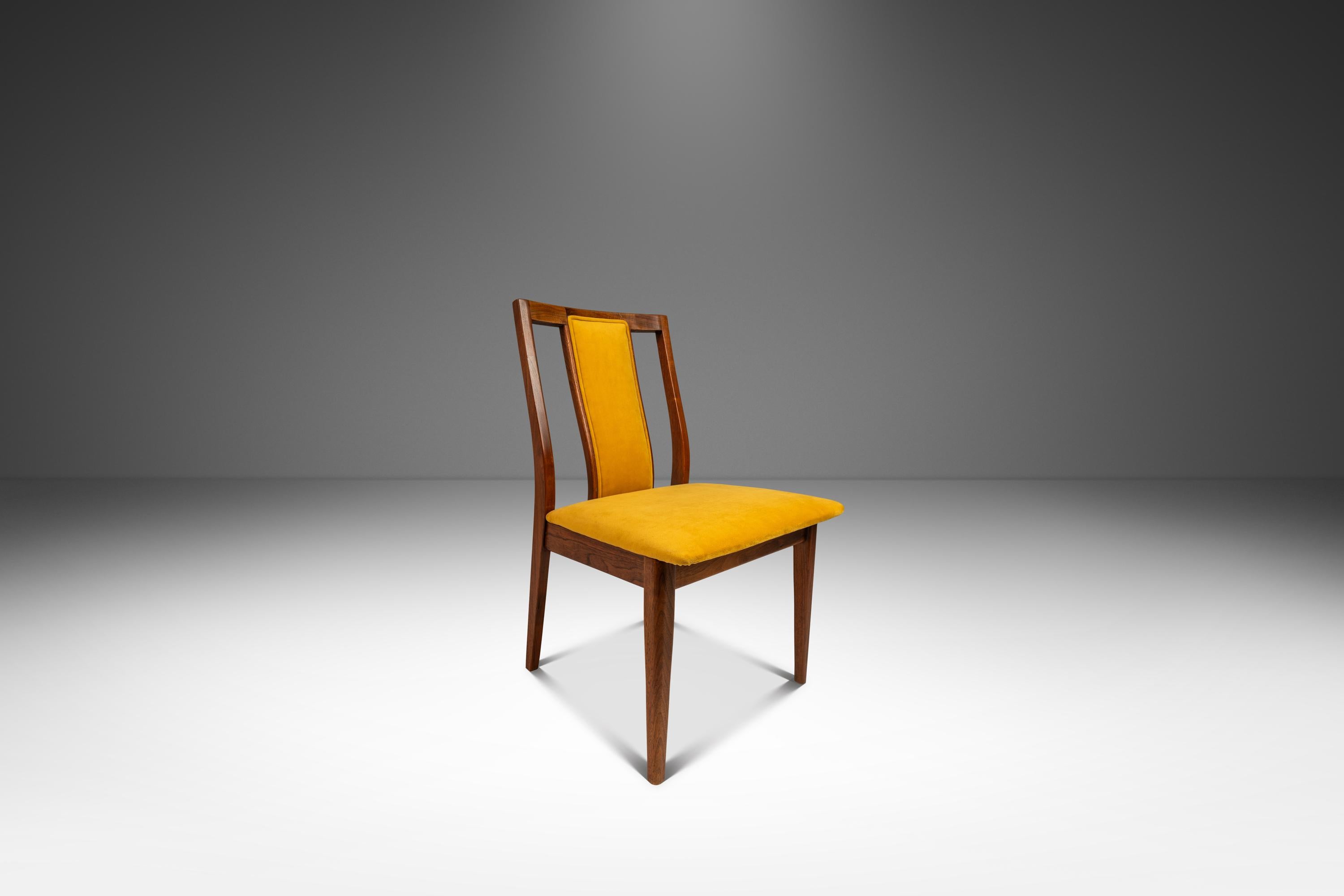  Voici un ensemble nouvellement restauré de deux chaises emblématiques du modèle C140 