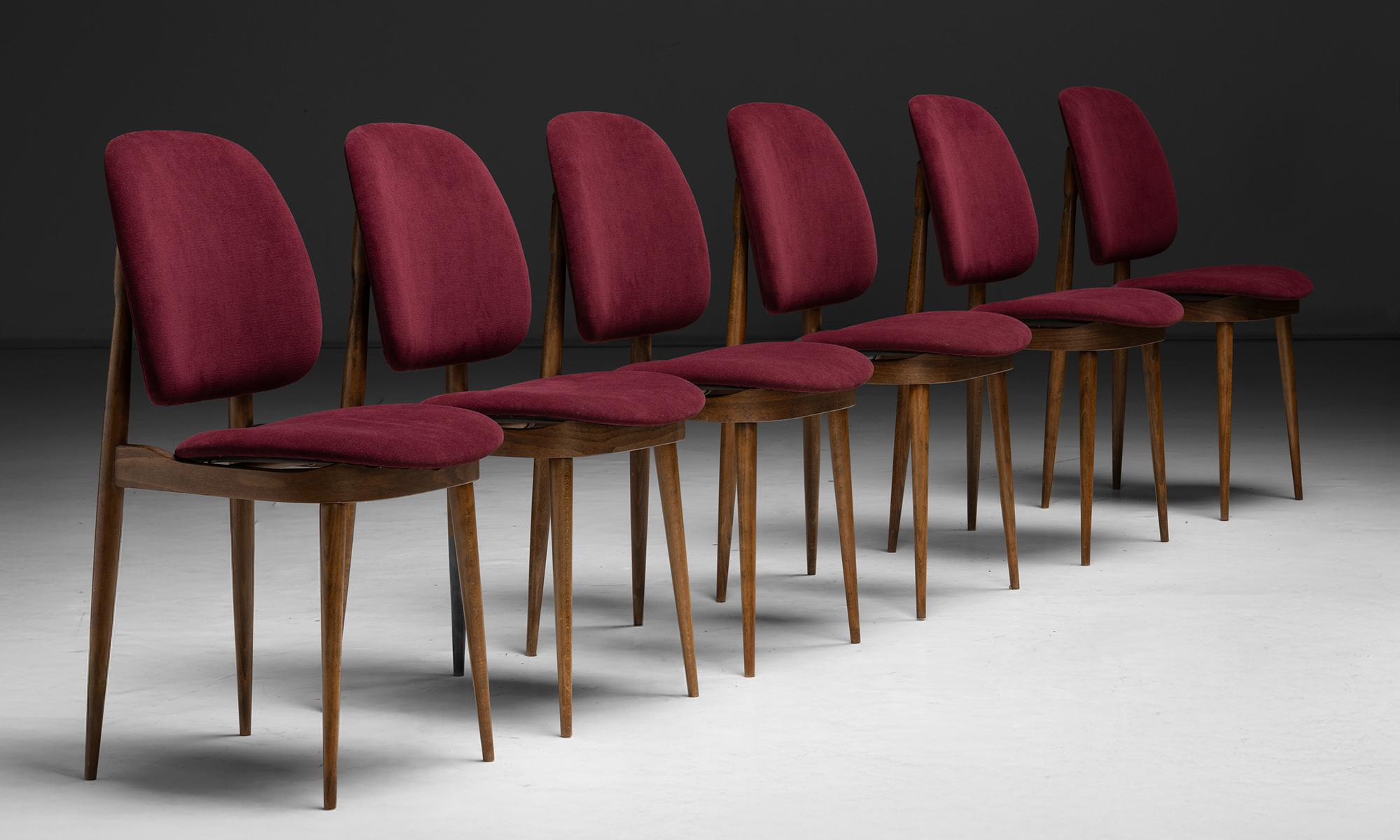 Francia, 1960
Set di 6 sedie Pegasus di Pierre Guariche, originariamente create per il sito di Le Corbusier e prodotte da Baumann, recentemente rivestite in tessuto Knoll.
16,75 