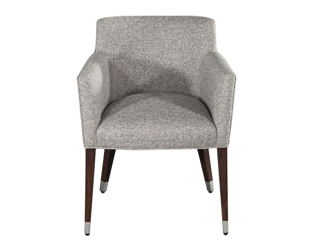 Voici le complément idéal de votre salle à manger moderne. Ces chaises sont non seulement élégantes, mais aussi incroyablement fonctionnelles avec leur tissu en lin texturé dans un magnifique tissu Maxwell #984 couleur titane. Ce tissu a été