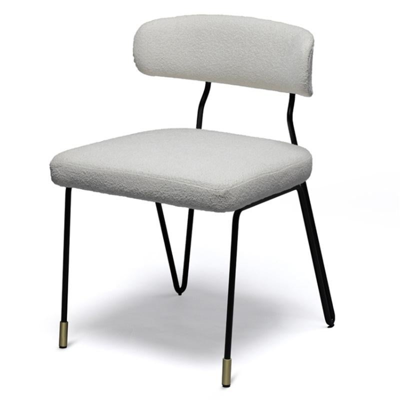 Combining high levels of comfort and style, this set of 6 dining chairs has a stellar design inspiration. The metal continuous structure create a sleek base with brushed brass accents. Upholstered in beige fabric, color as shown H864.
