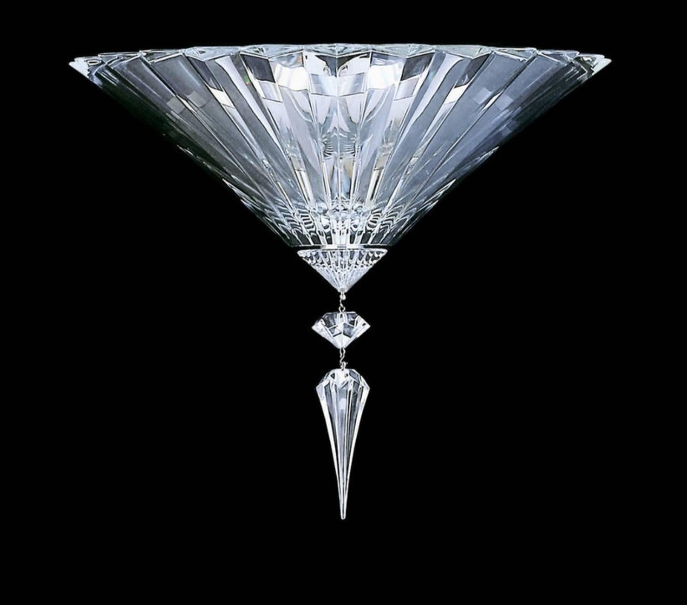 This clear crystal wall unit is a prime example of the finest Baccarat craftsmanship. The collection Mille Nuits unit further highlights the crystal's exceptional light-scattering properties.
Original guarantee. We are authorized dealers in Brescia