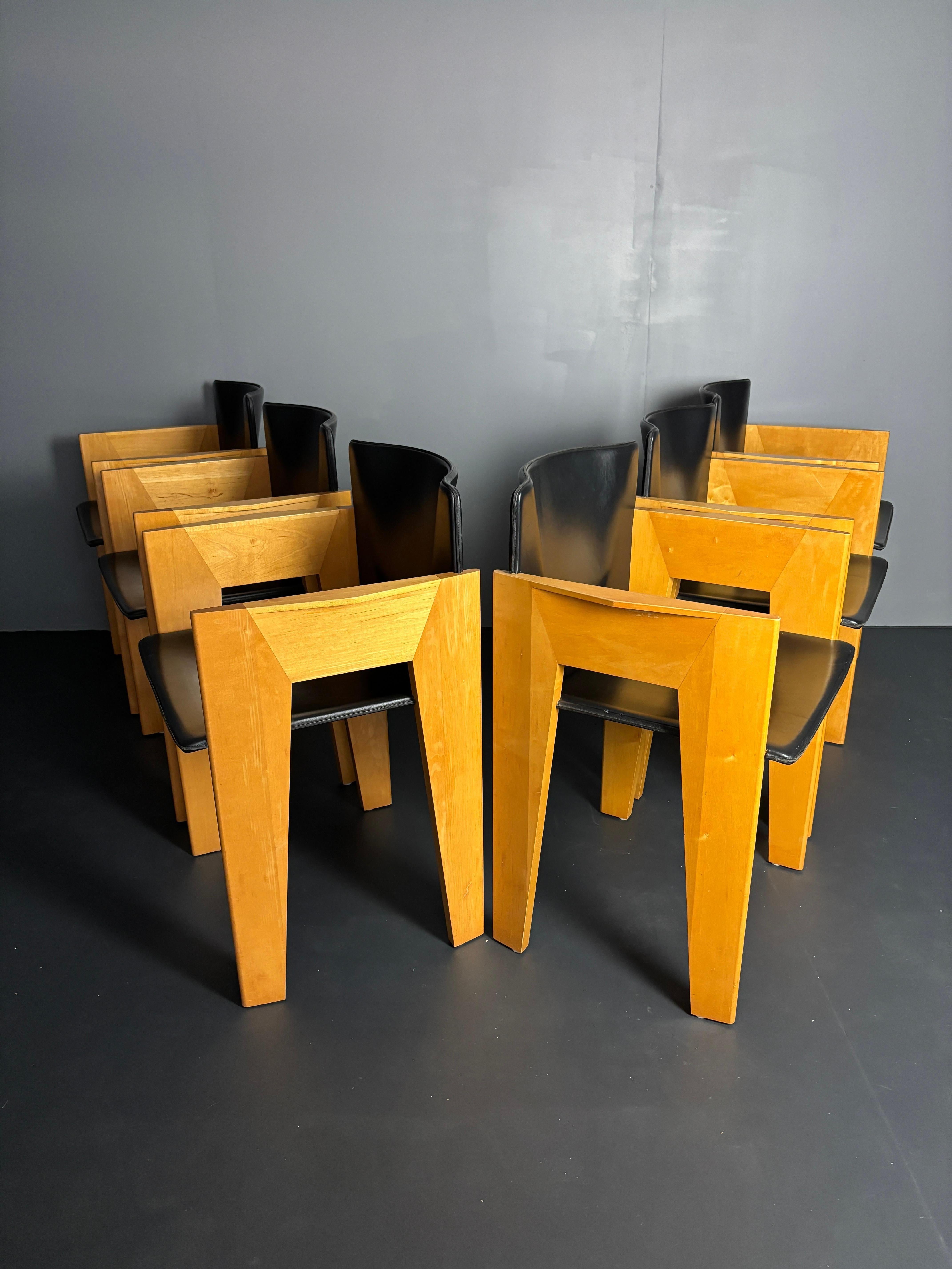 Questo elegante set da pranzo di sei sedie di Arnold Merckx per Arco risale agli anni '80, un periodo in cui Merckx era profondamente coinvolto nella definizione della moderna identità di Arco. 

Ogni sedia è caratterizzata da gambe in legno