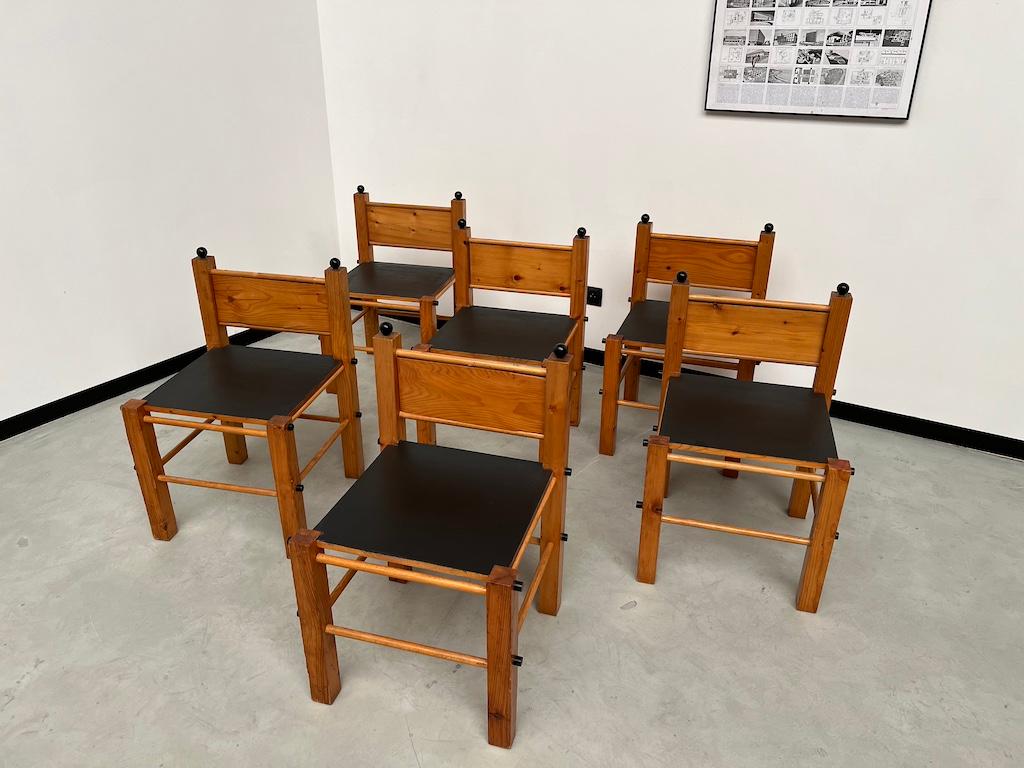 This superb series of chairs is the result of artisanal work from the 70s with lovely attention to detail and elements that give a unique character to this series. The very geometric shapes evoke the clean, rectilinear lines of modernism, in the